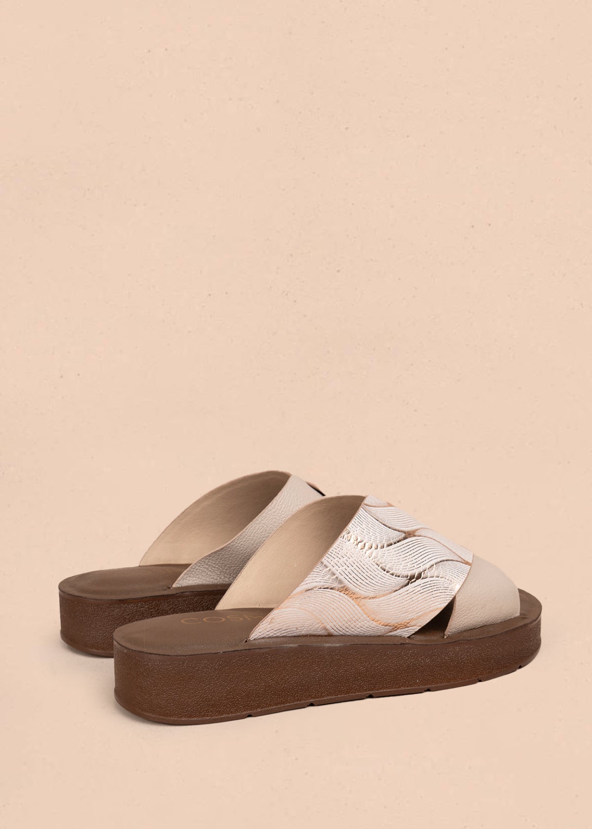 Sandalia en cuero color palo de rosa con diseño cruzado en relieve 106992