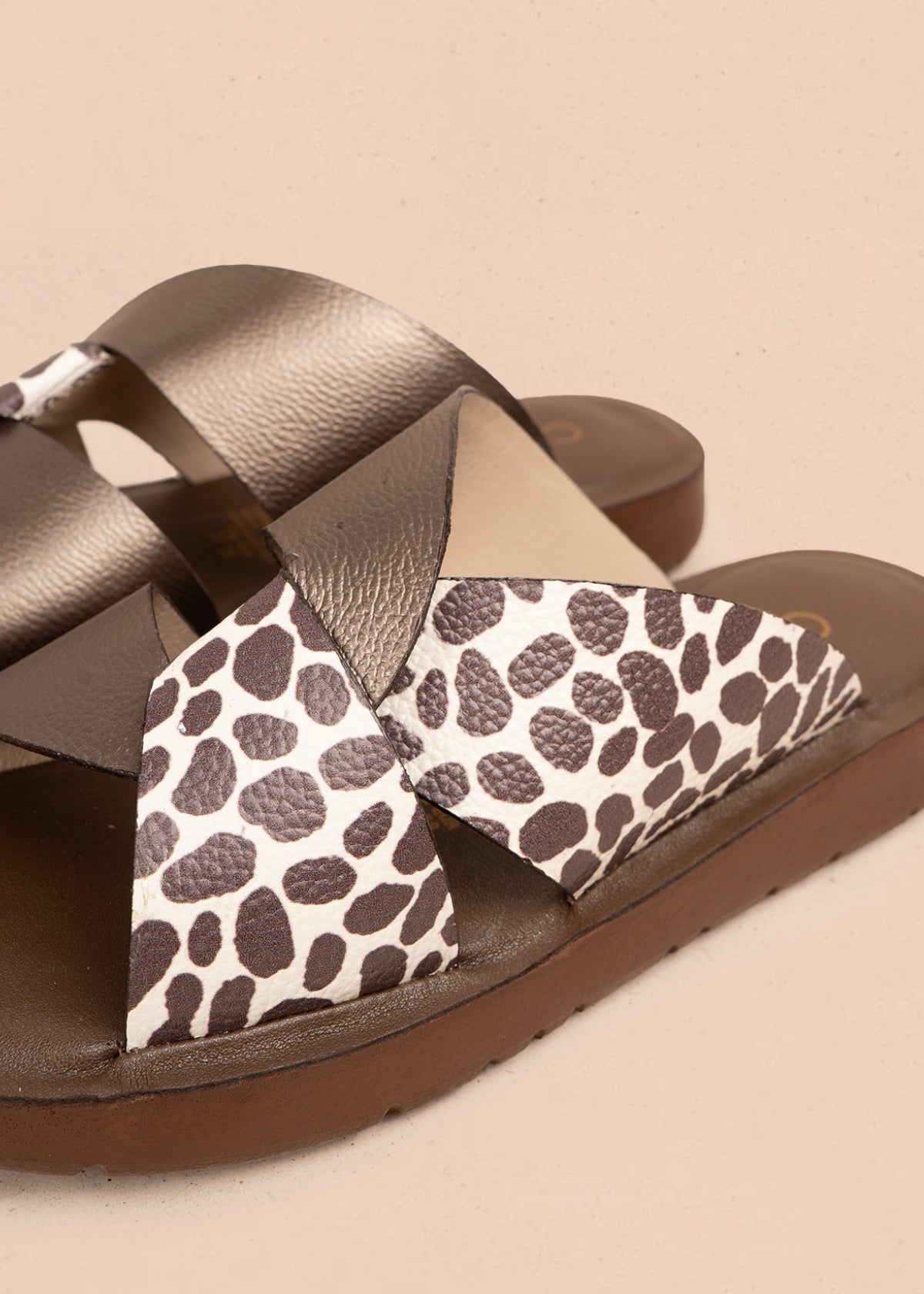 Sandalias en cuero color bronce con tira animal print 106993