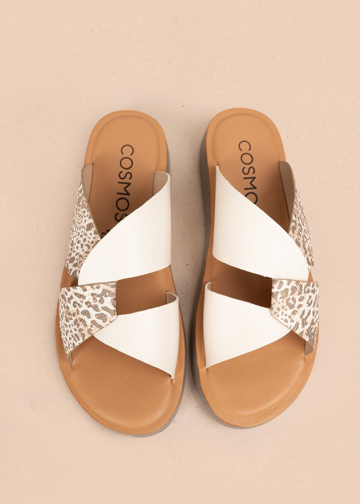 Sandalias en cuero color talco con tira animal print 106993