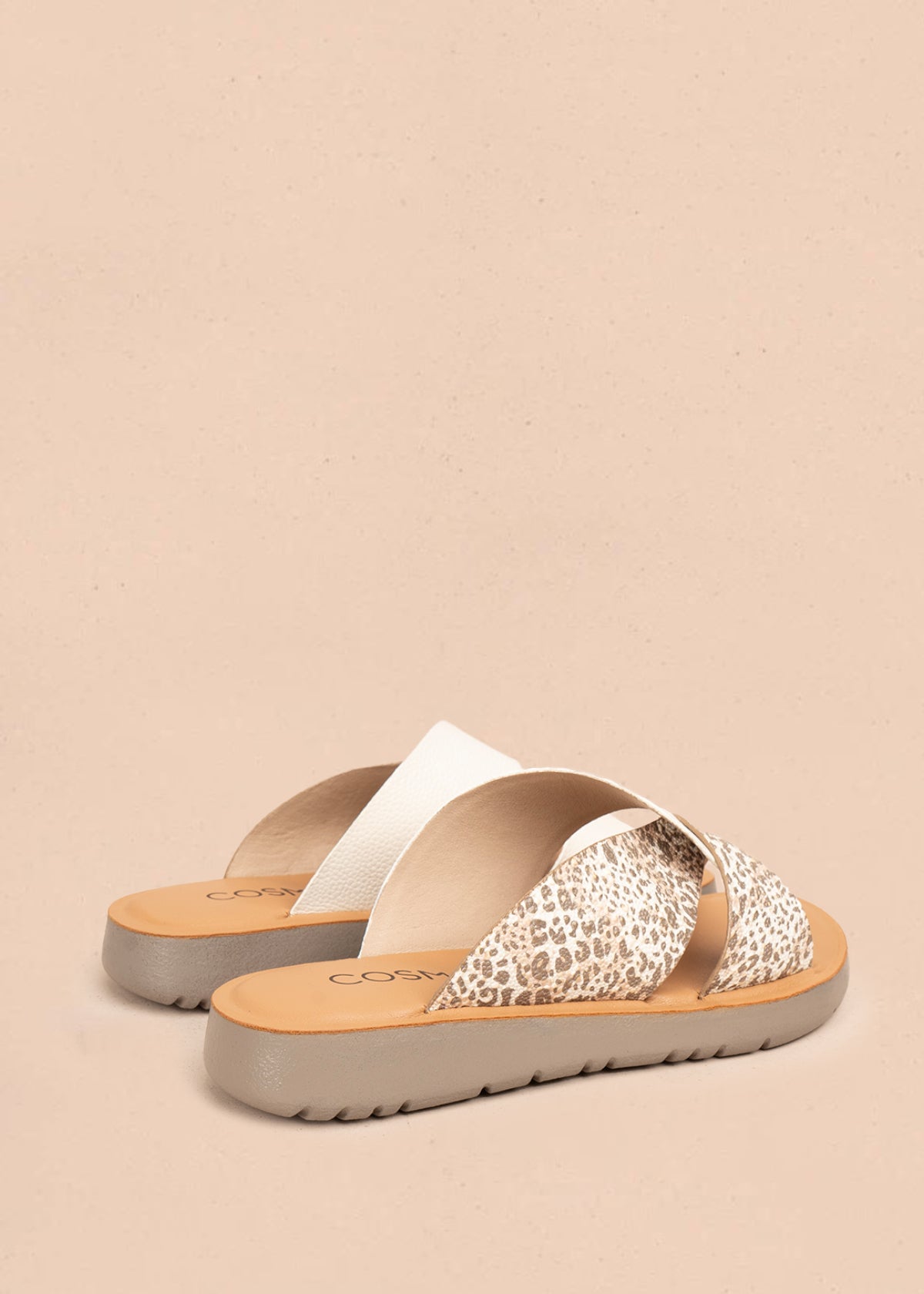 Sandalias en cuero color talco con tira animal print 106993