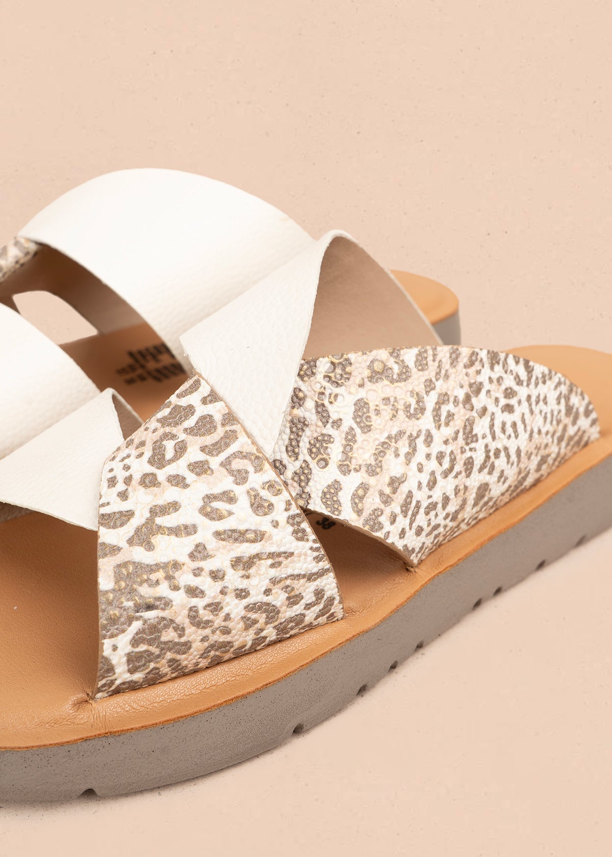 Sandalias en cuero color talco con tira animal print 106993