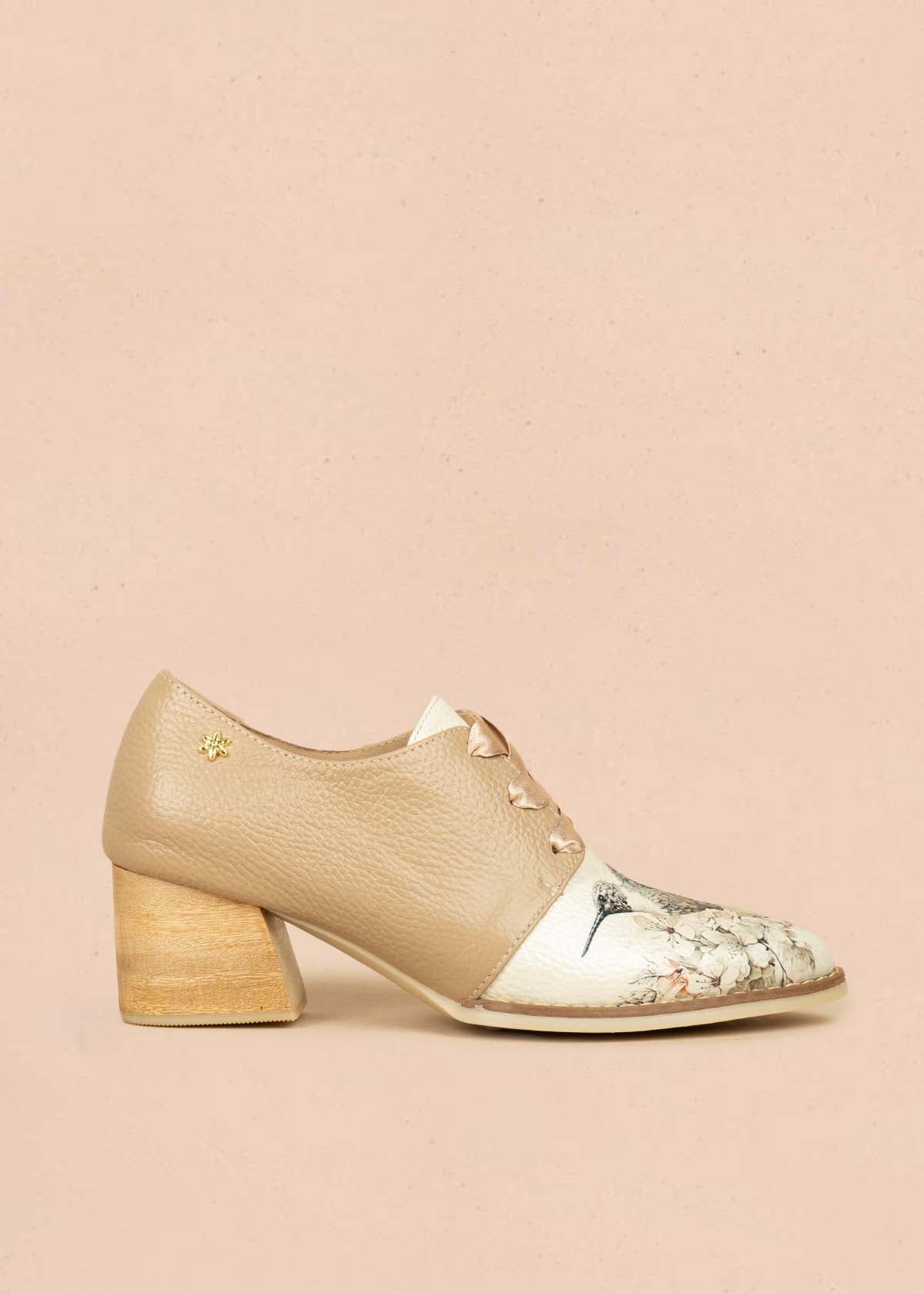 Zapatos con atadura en cuero color camel diseño de ave 106994