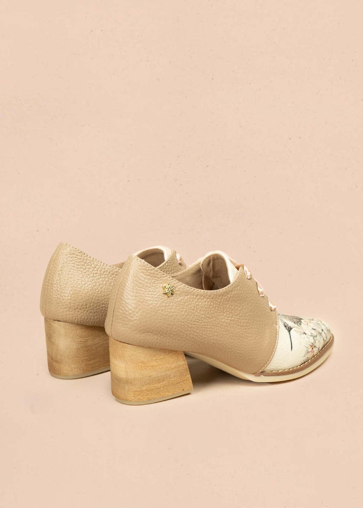Zapatos con atadura en cuero color camel diseño de ave 106994