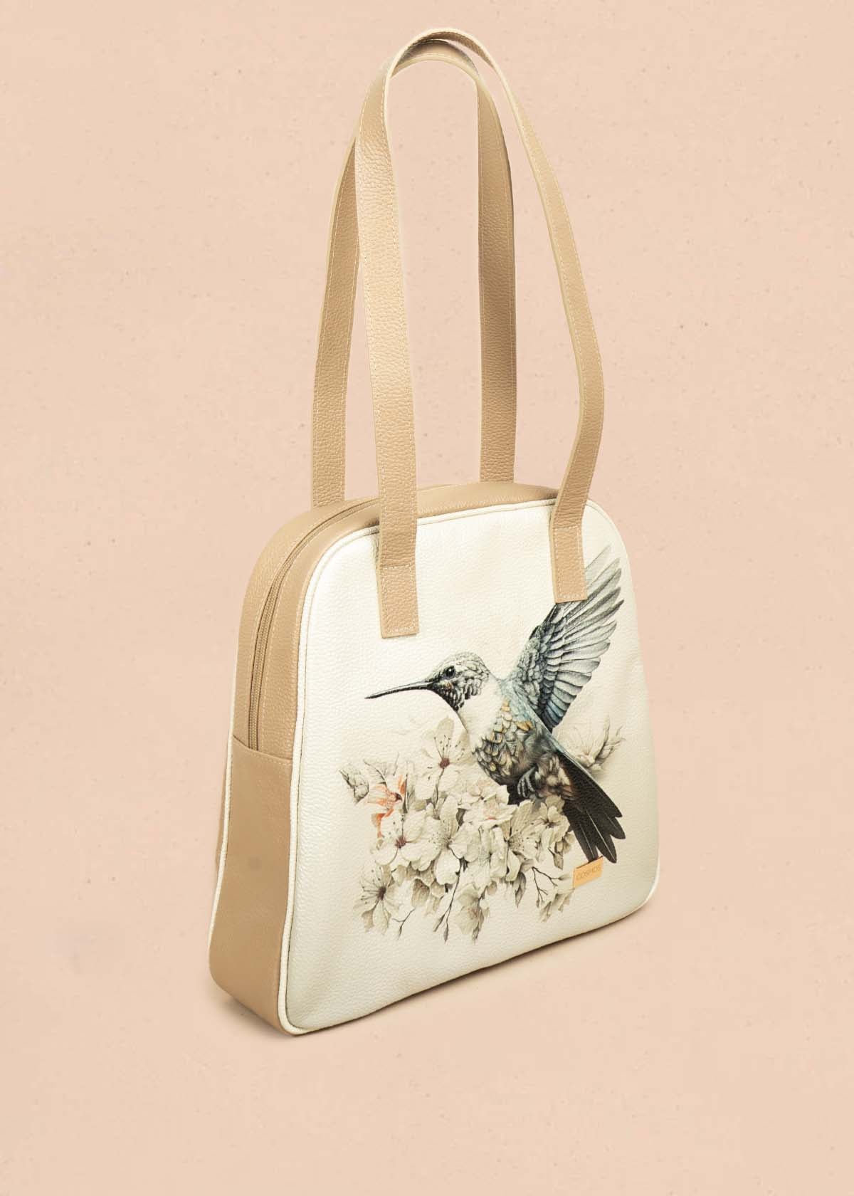 Bolso tipo cartera en cuero color camel con estampado de ave 106995