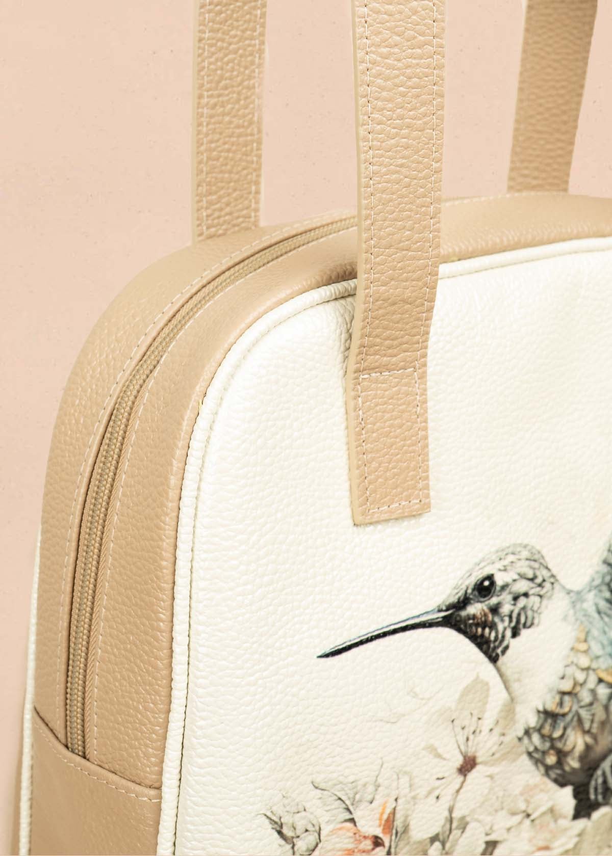 Bolso tipo cartera en cuero color camel con estampado de ave 106995