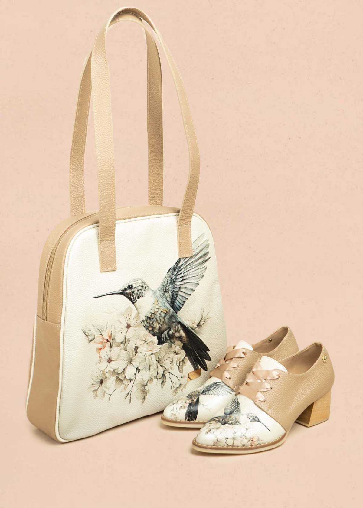 Bolso tipo cartera en cuero color camel con estampado de ave 106995