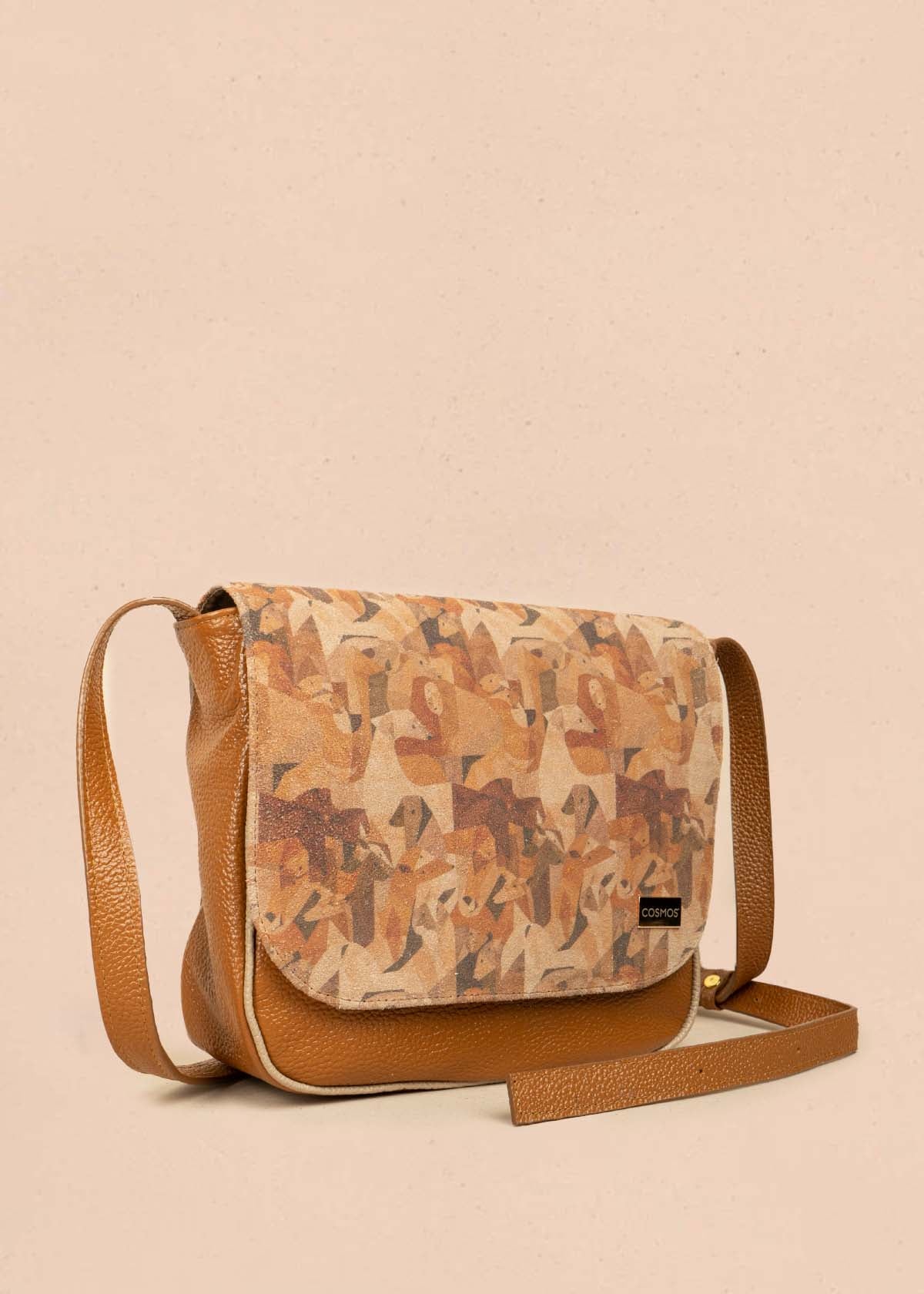 Bolso manos libres en cuero multicolor con solapa estampada 106997