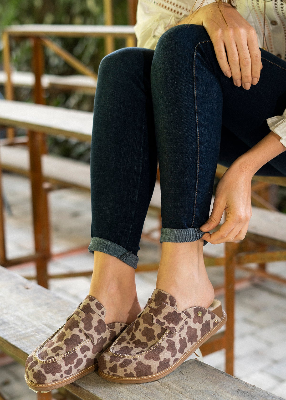 Zueco en cuero color café con estampado animal print  106998