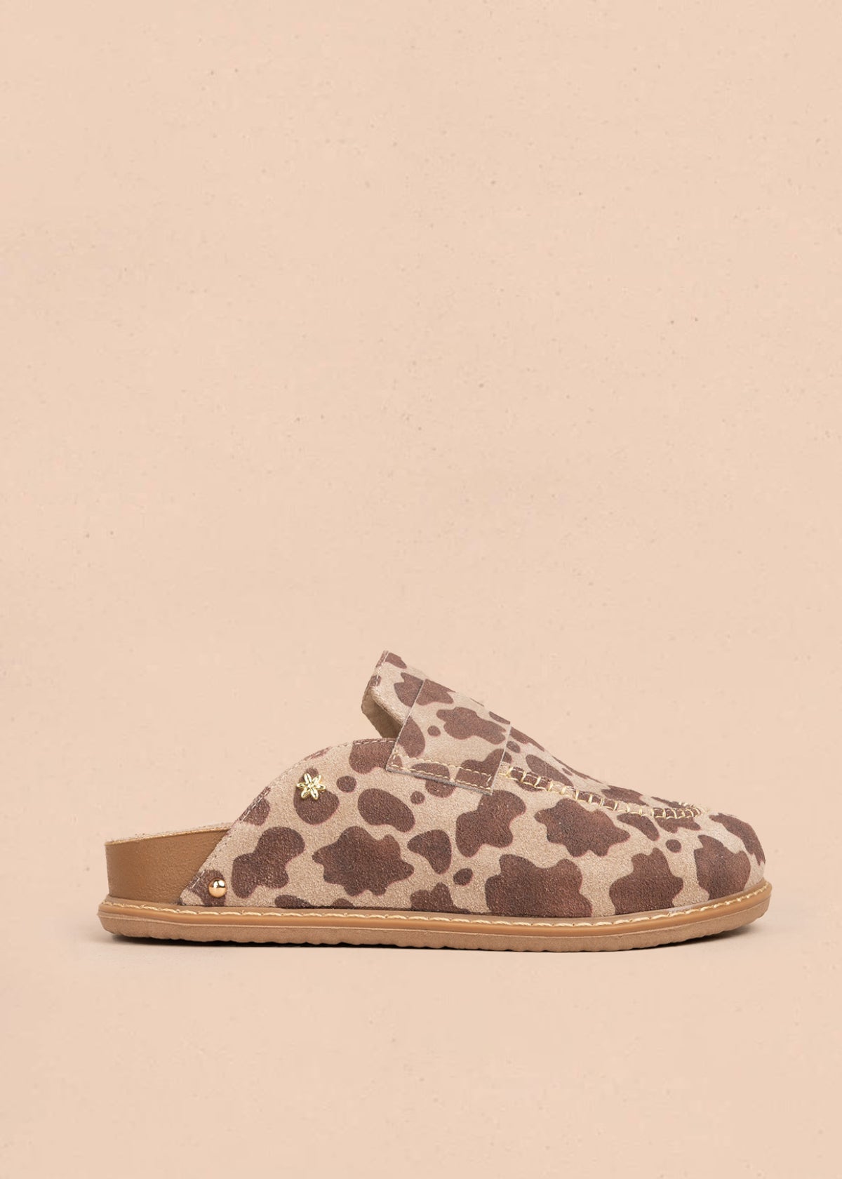 Zueco en cuero color café con estampado animal print  106998