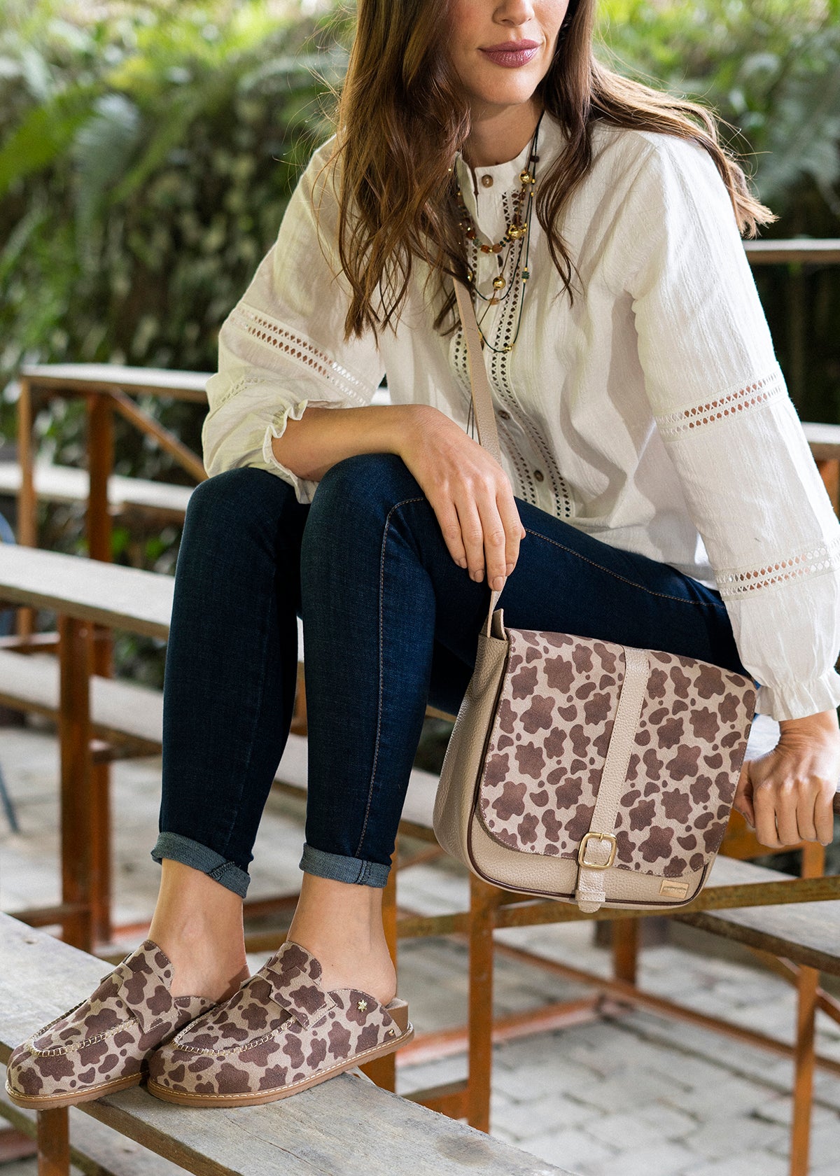 Bolso en cuero manos libres color café con animal print y detalles metálicos 106999