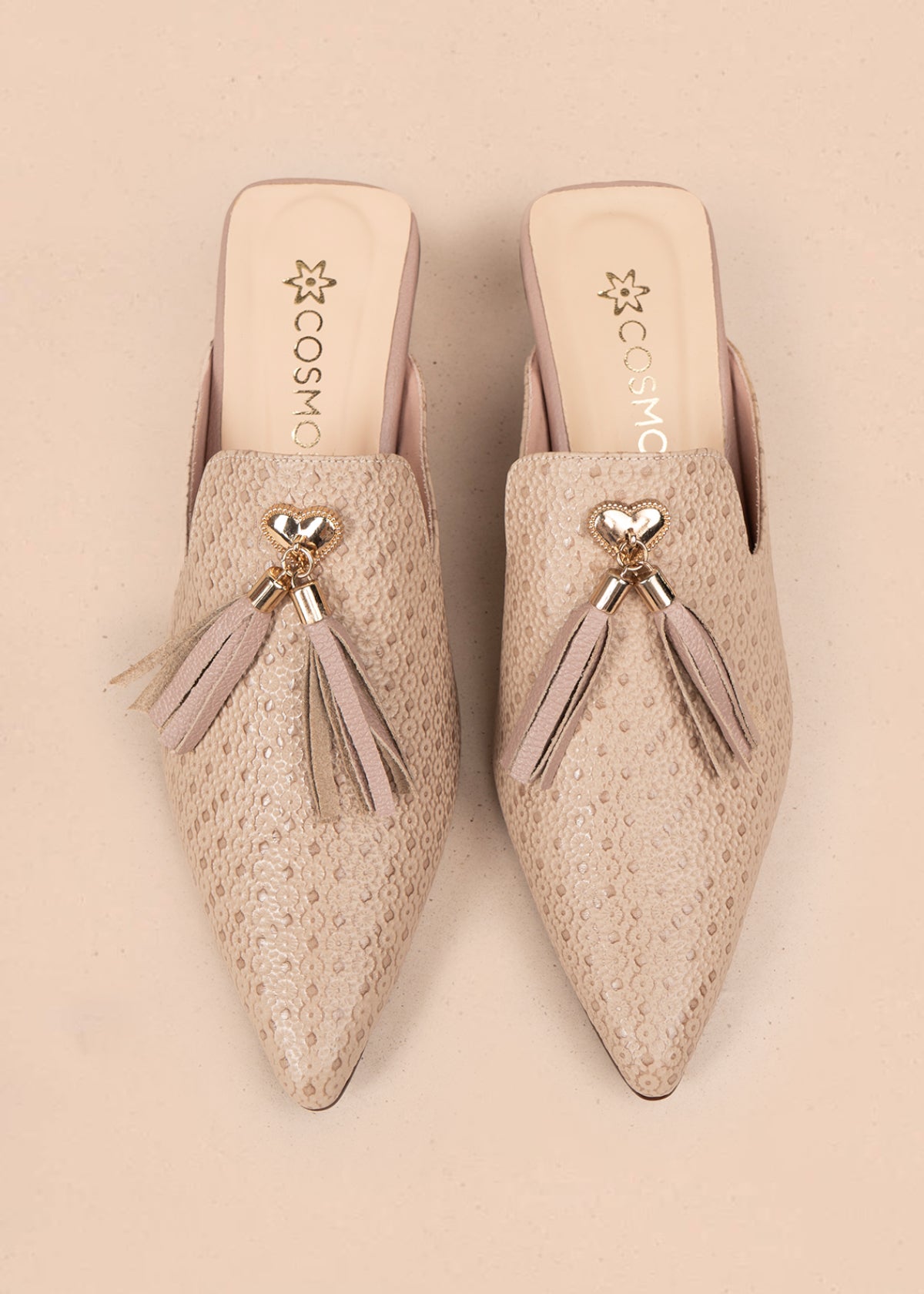 Zuecos en cuero color taupe con textura y adorno de corazón y borlas 107002