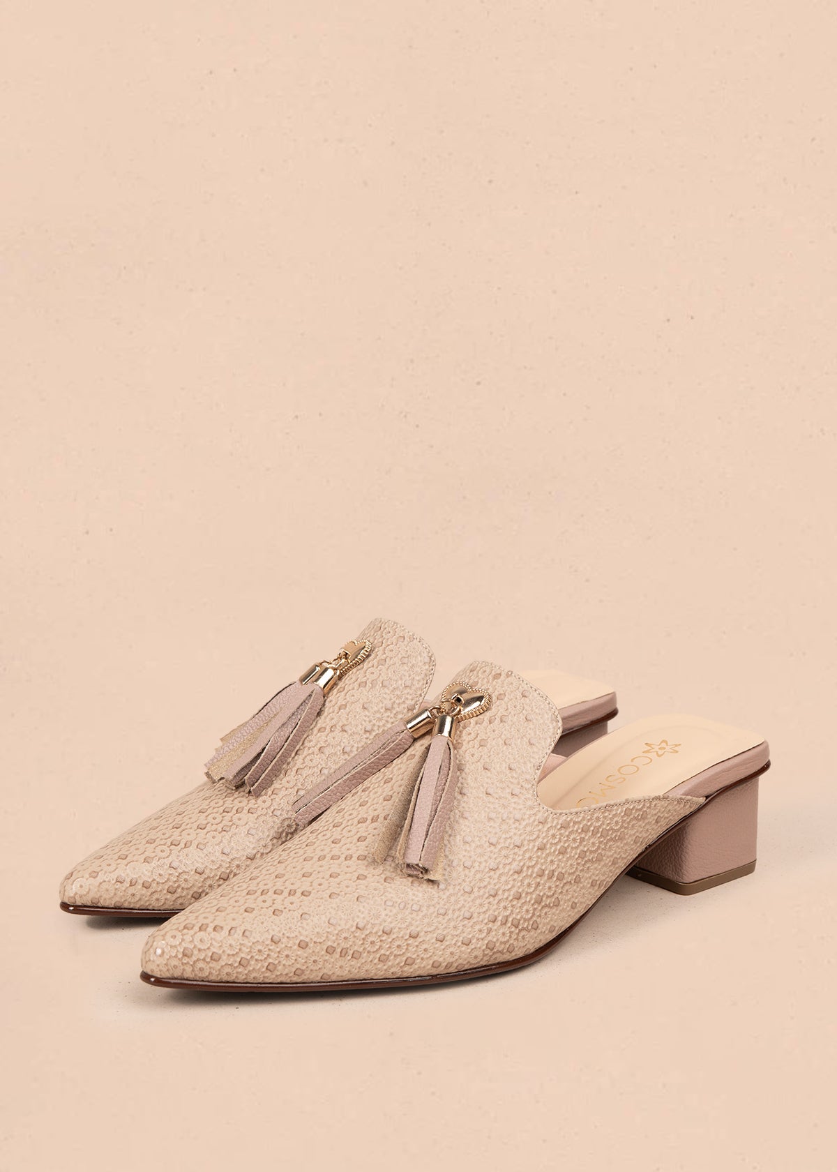 Zuecos en cuero color taupe con textura y adorno de corazón y borlas 107002