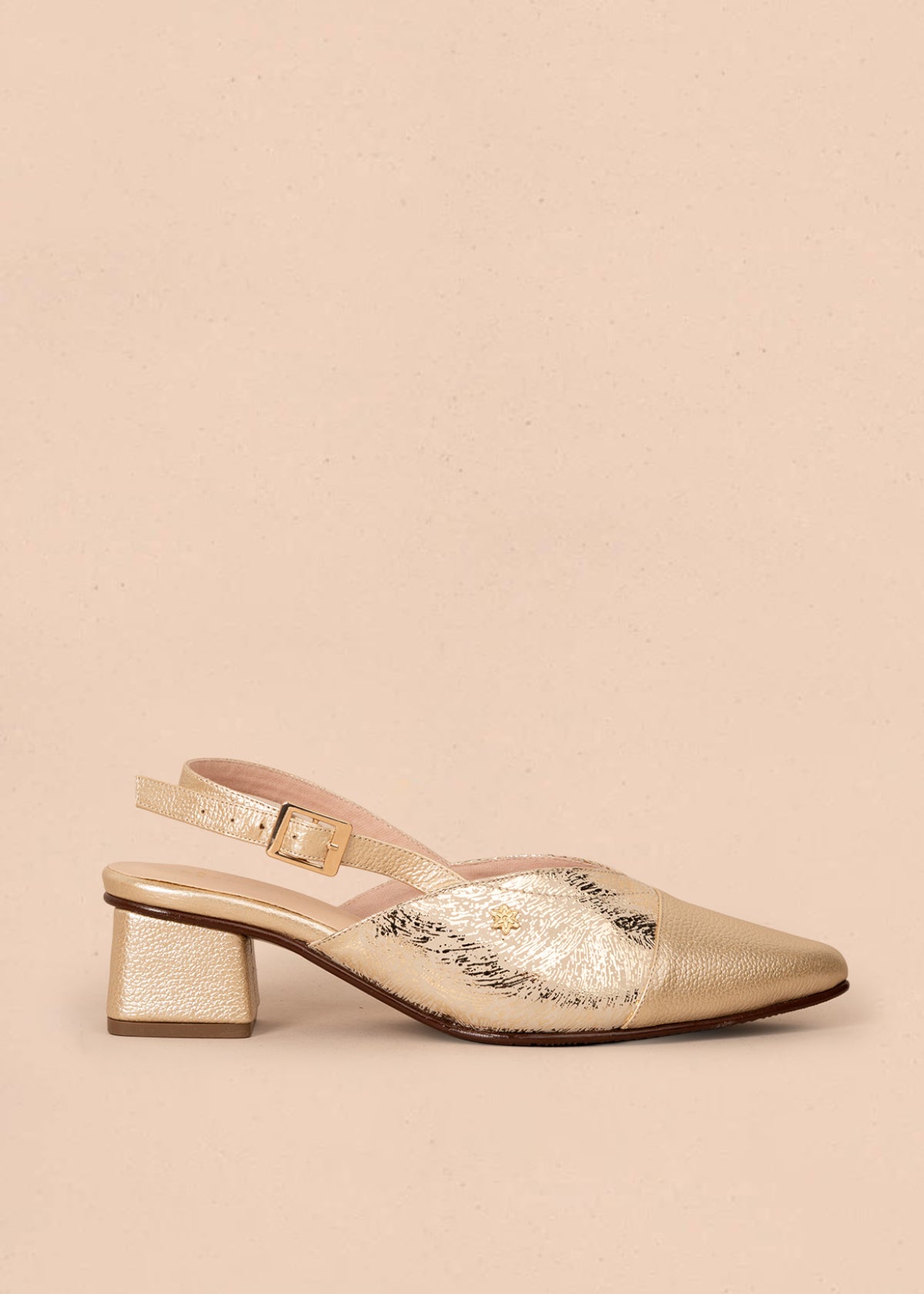 Tacones trabilla en cuero color dorado con folia 107003