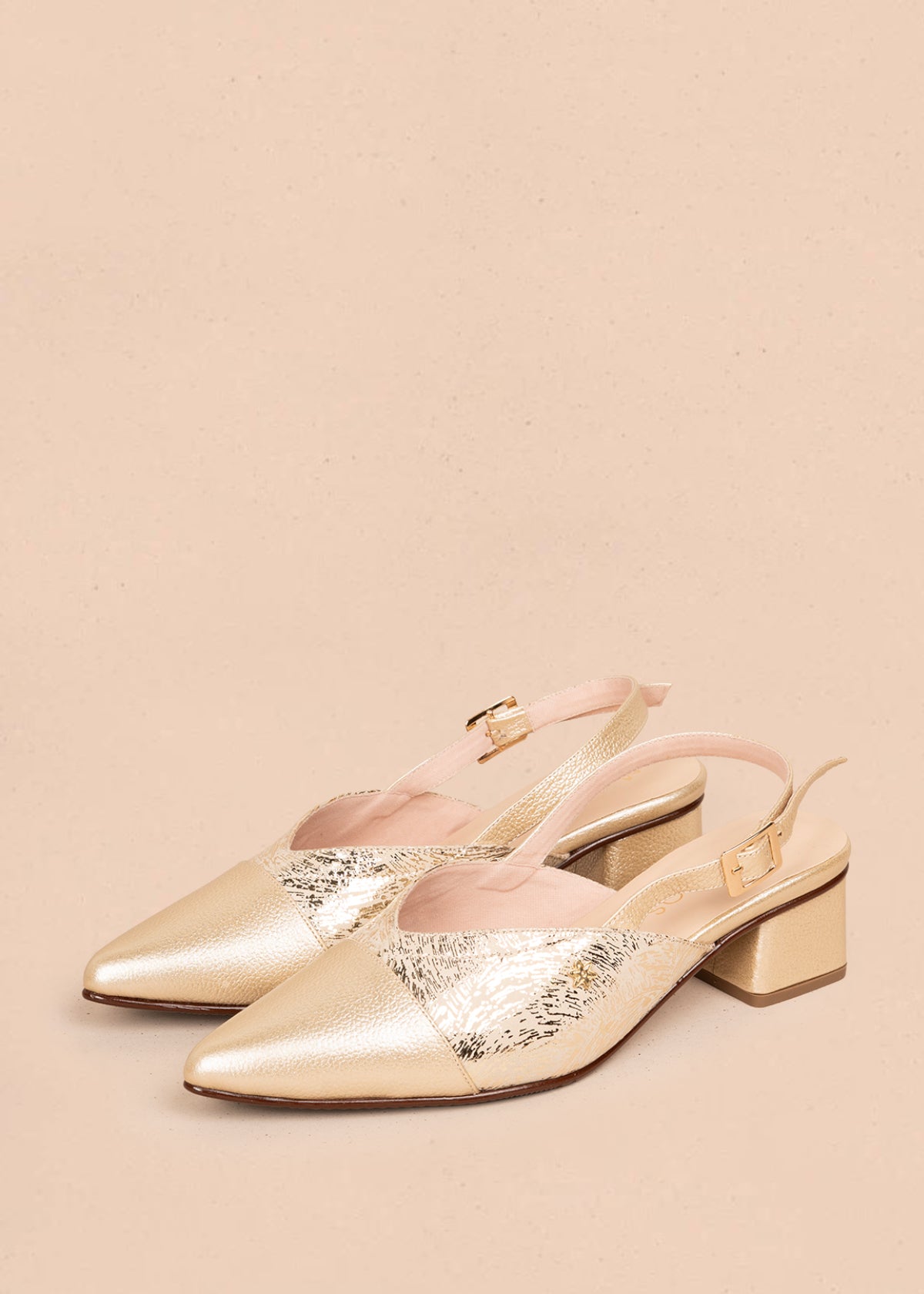 Tacones trabilla en cuero color dorado con folia 107003