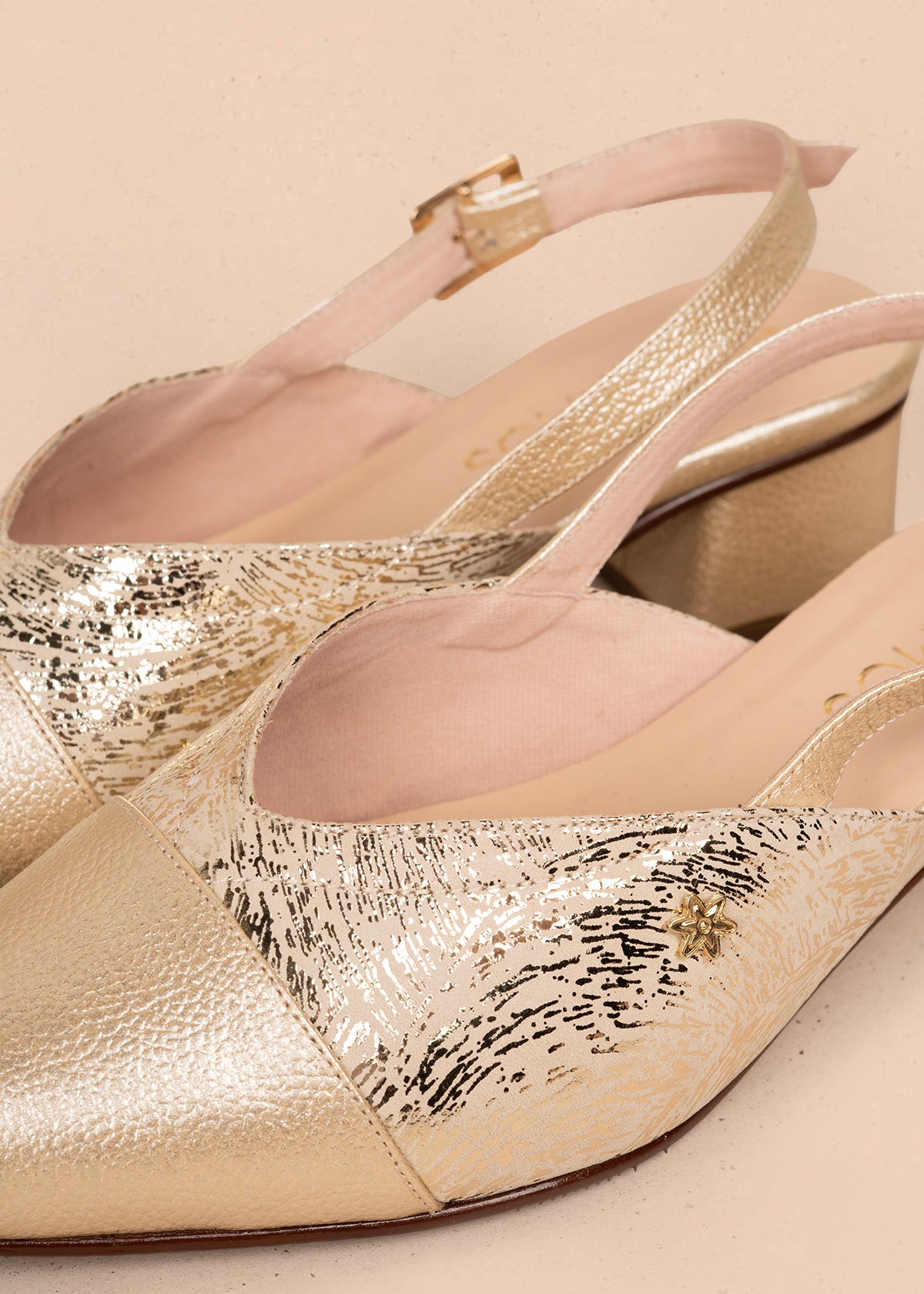 Tacones trabilla en cuero color dorado con folia 107003