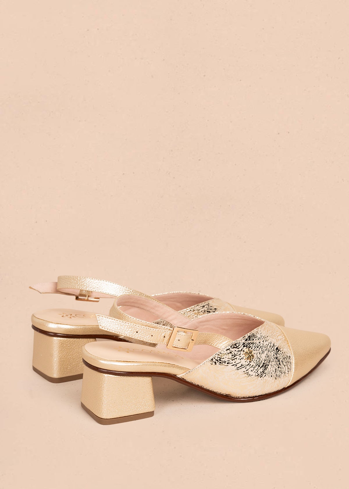 Tacones trabilla en cuero color dorado con folia 107003