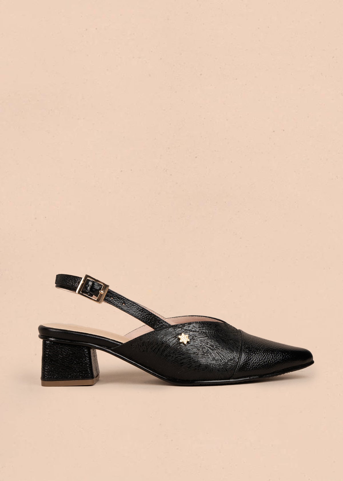 Tacones trabilla en cuero color negro 107003