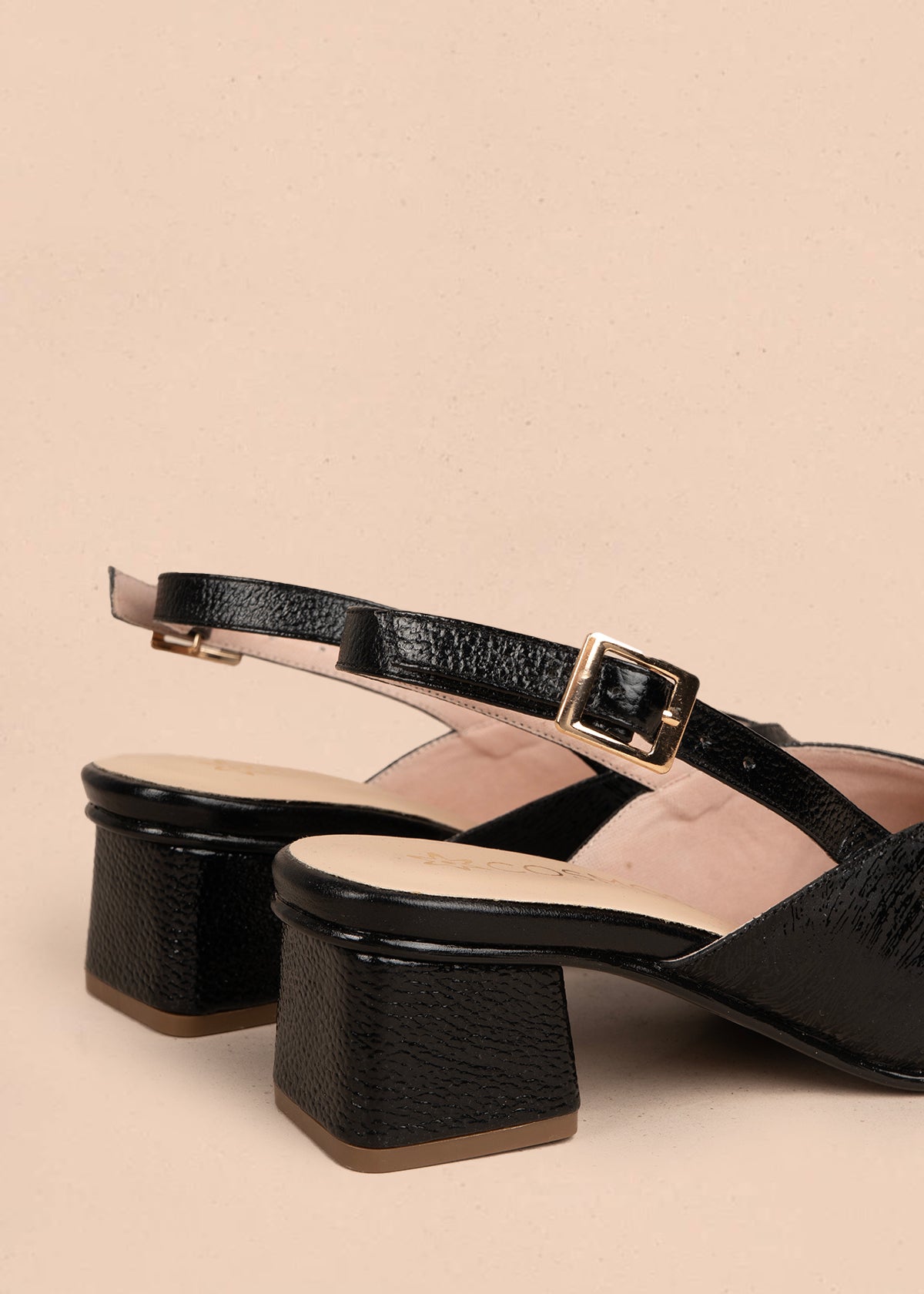 Tacones trabilla en cuero color negro 107003