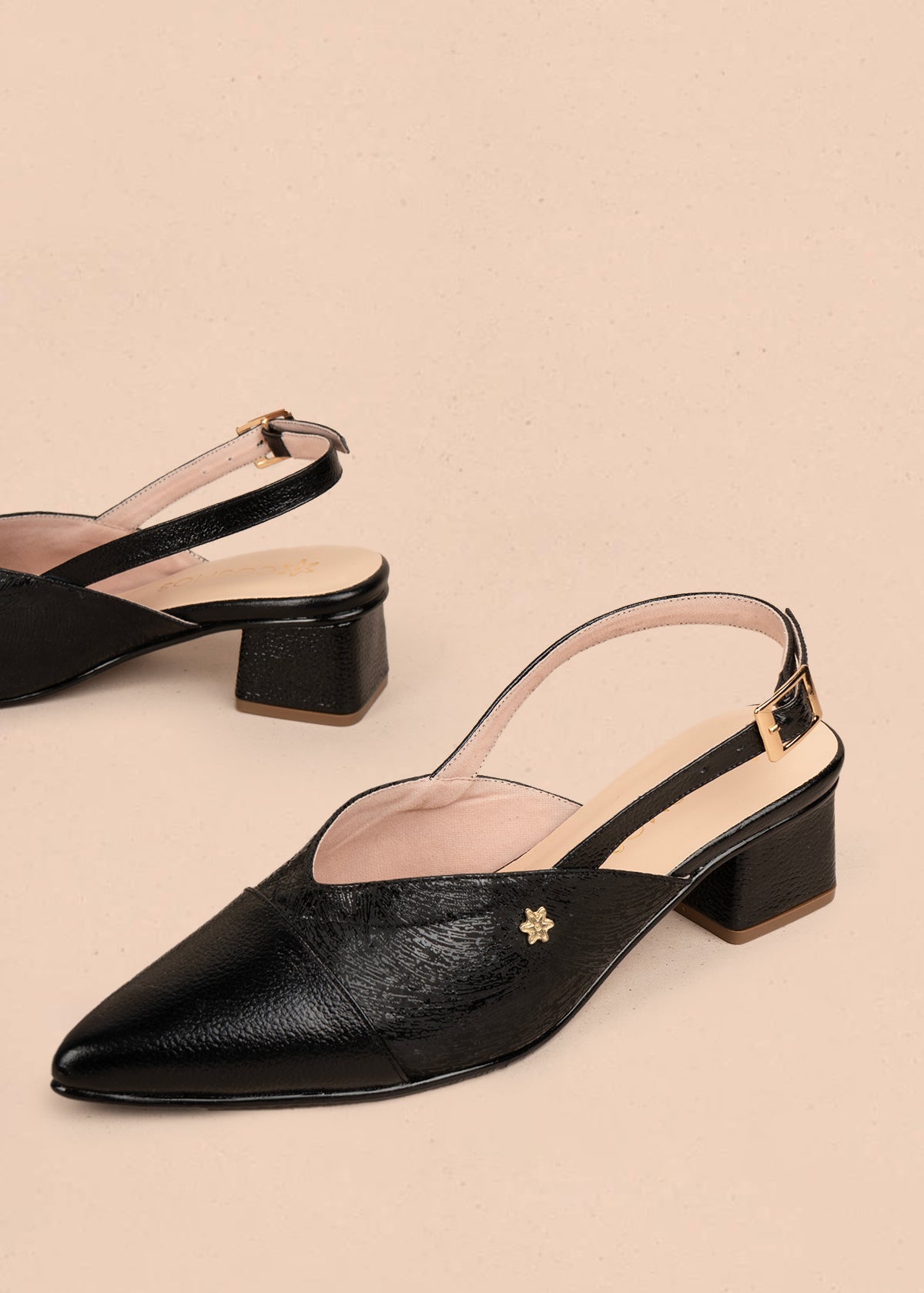 Tacones trabilla en cuero color negro 107003