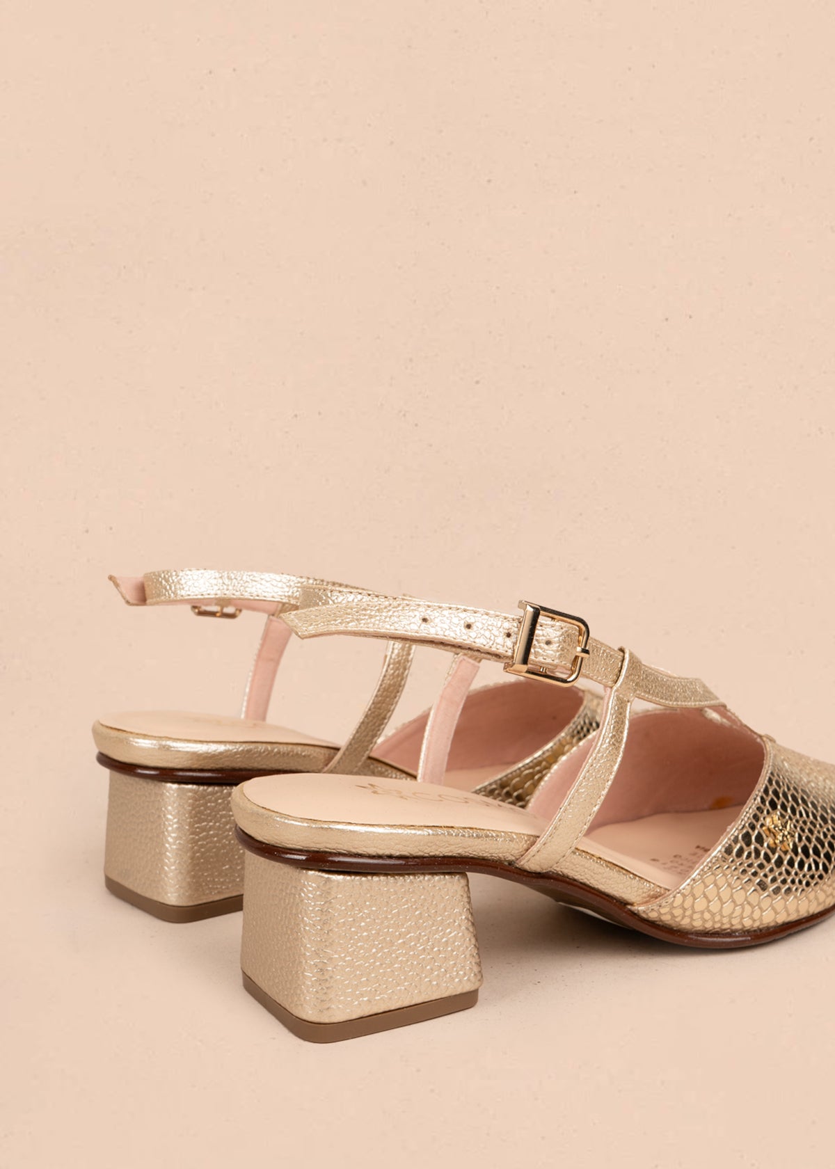 Tacones trabilla en cuero color dorado con detalle en empeine 107005