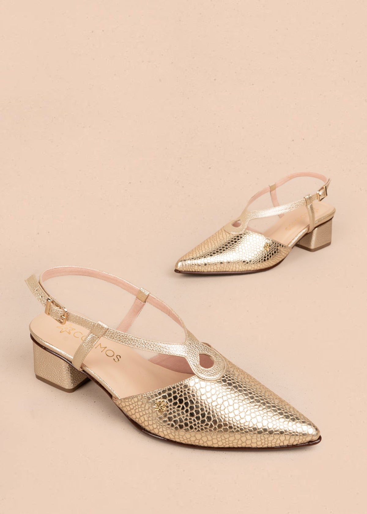 Tacones trabilla en cuero color dorado con detalle en empeine 107005