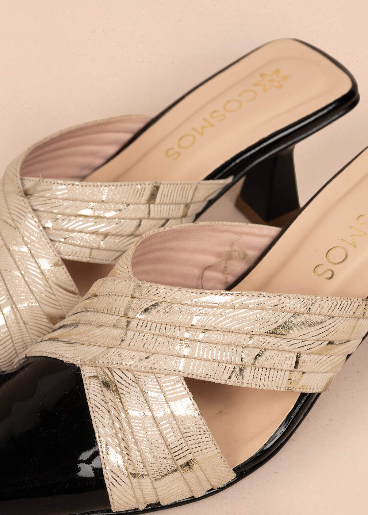 Zuecos en cuero color negro capellada en charol y empeine metalizado 107007