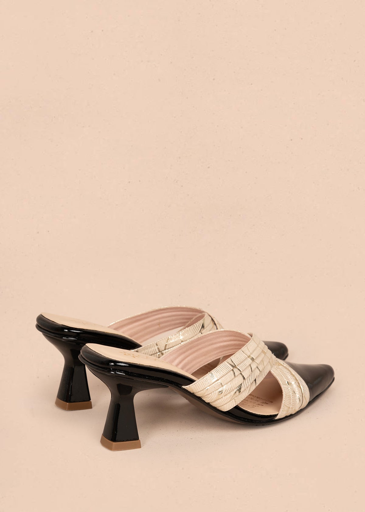 Zuecos en cuero color negro capellada en charol y empeine metalizado 107007