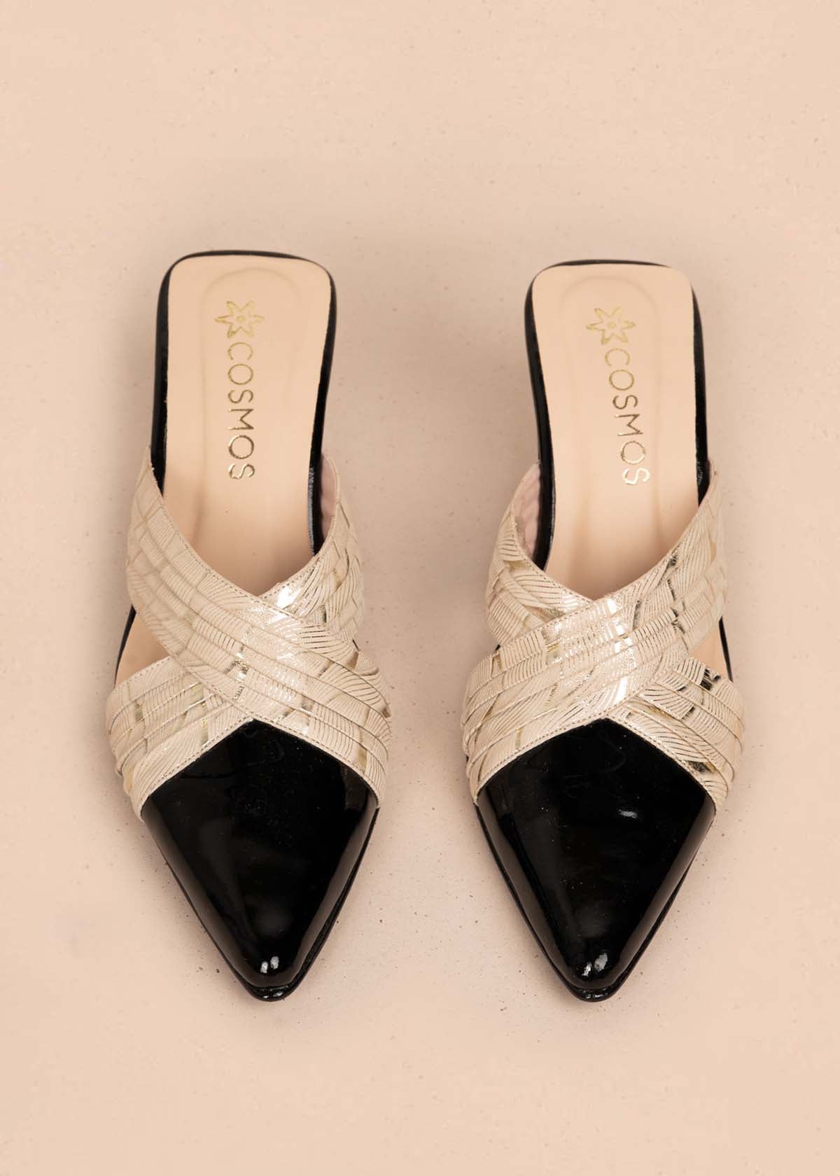 Zuecos en cuero color negro capellada en charol y empeine metalizado 107007