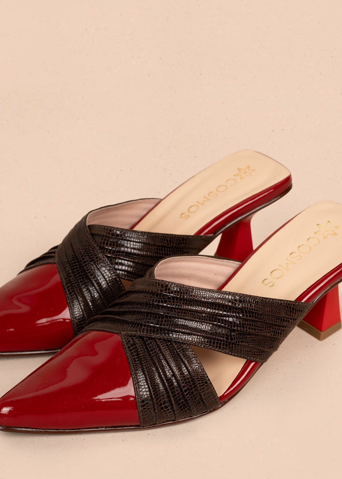 Zuecos en cuero color rojo capellada en charol y textura croco 107007