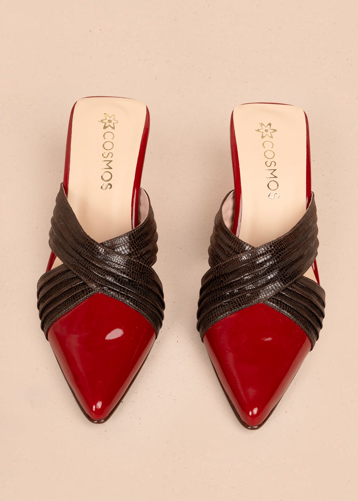 Zuecos en cuero color rojo capellada en charol y textura croco 107007