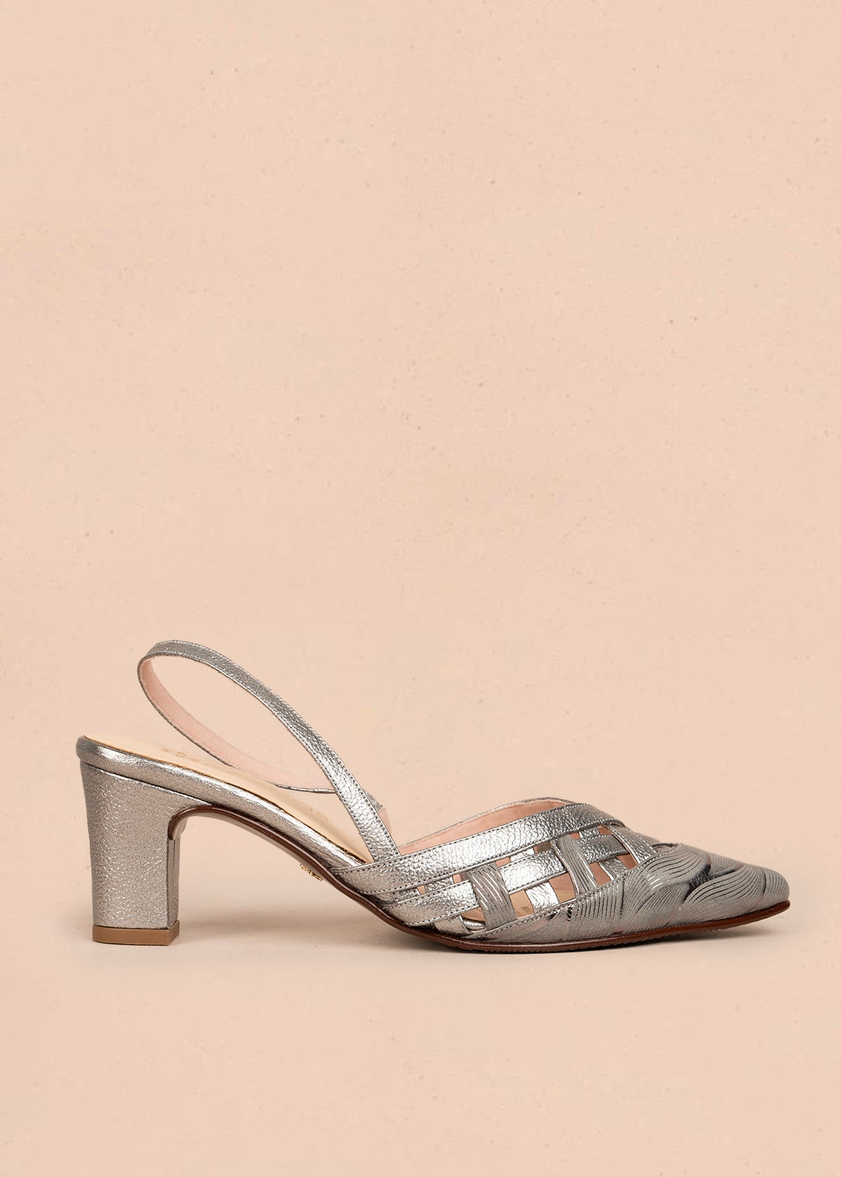 Tacones trabilla en cuero color gris con diseño entrelazado 107008