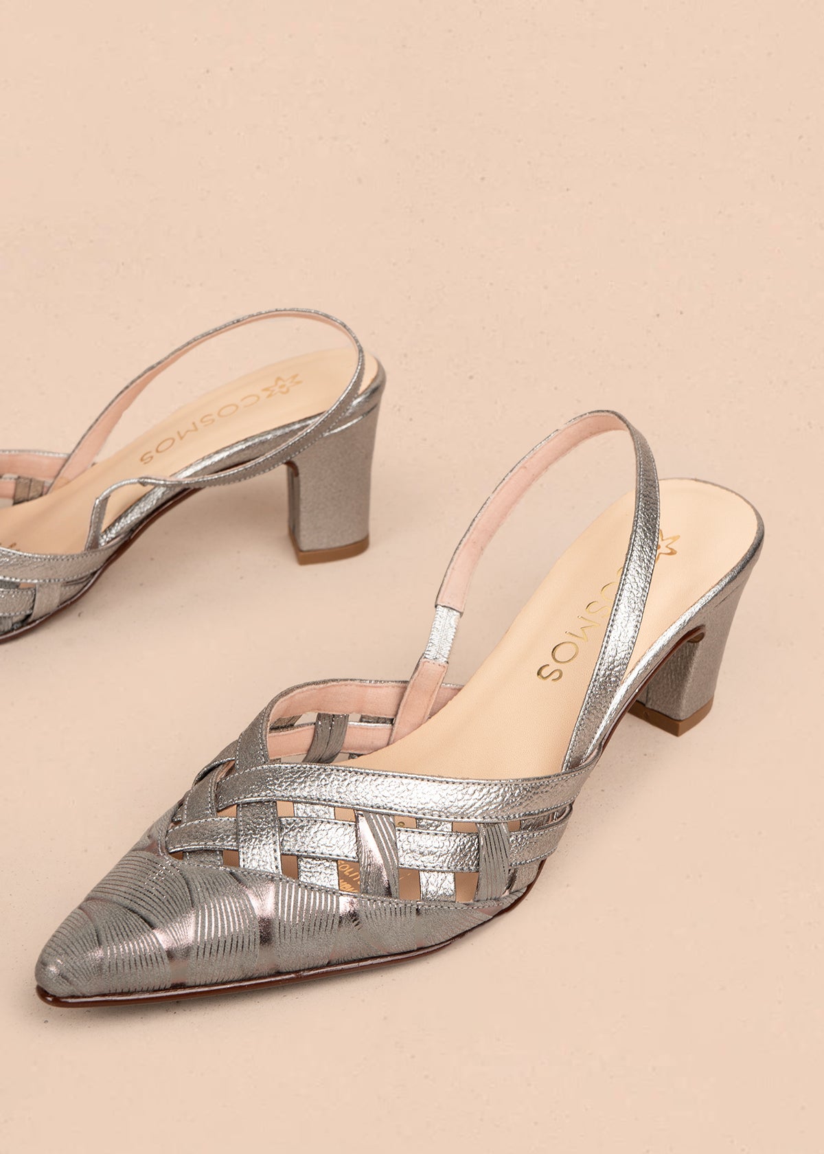 Tacones trabilla en cuero color gris con diseño entrelazado 107008