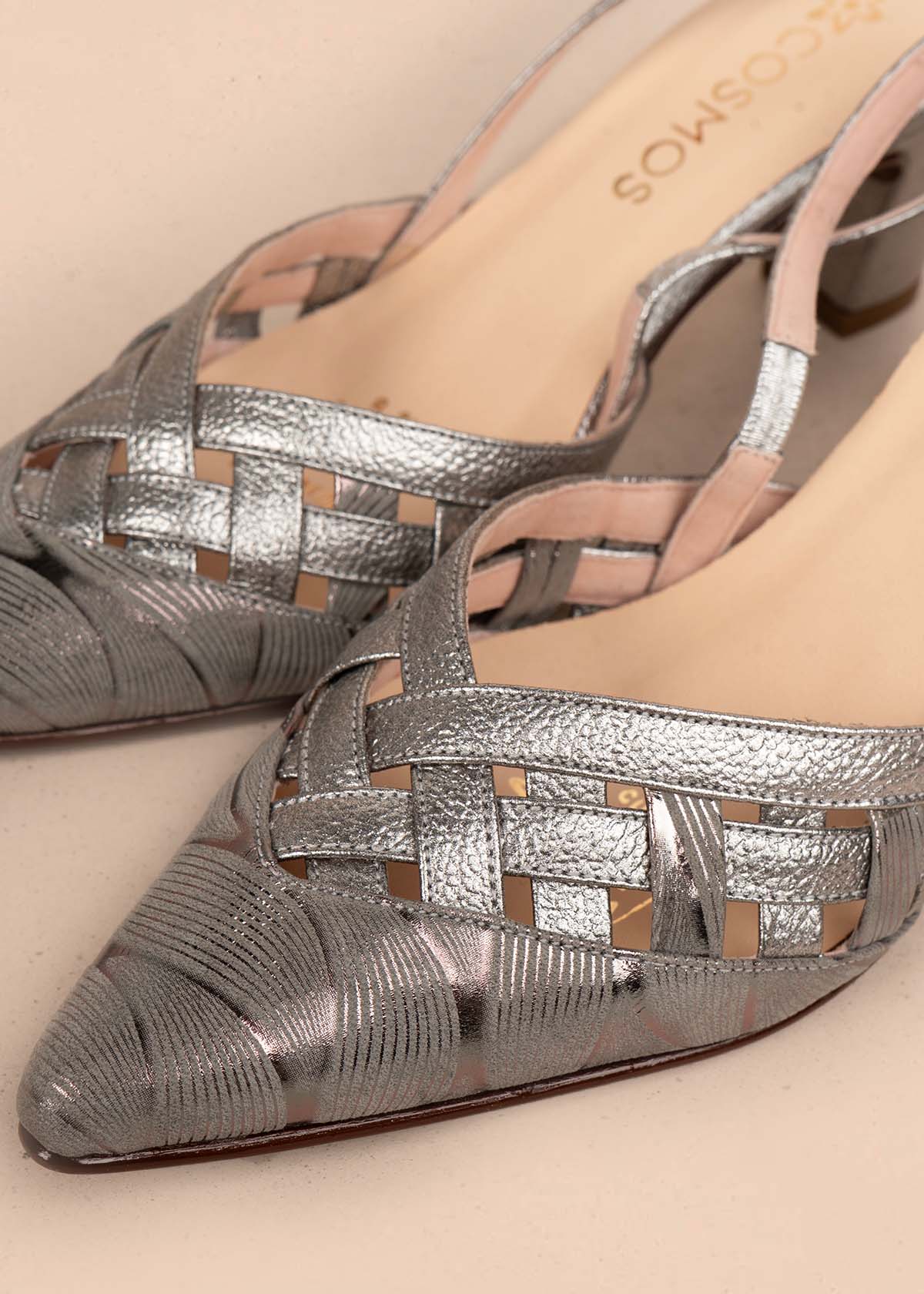 Tacones trabilla en cuero color gris con diseño entrelazado 107008