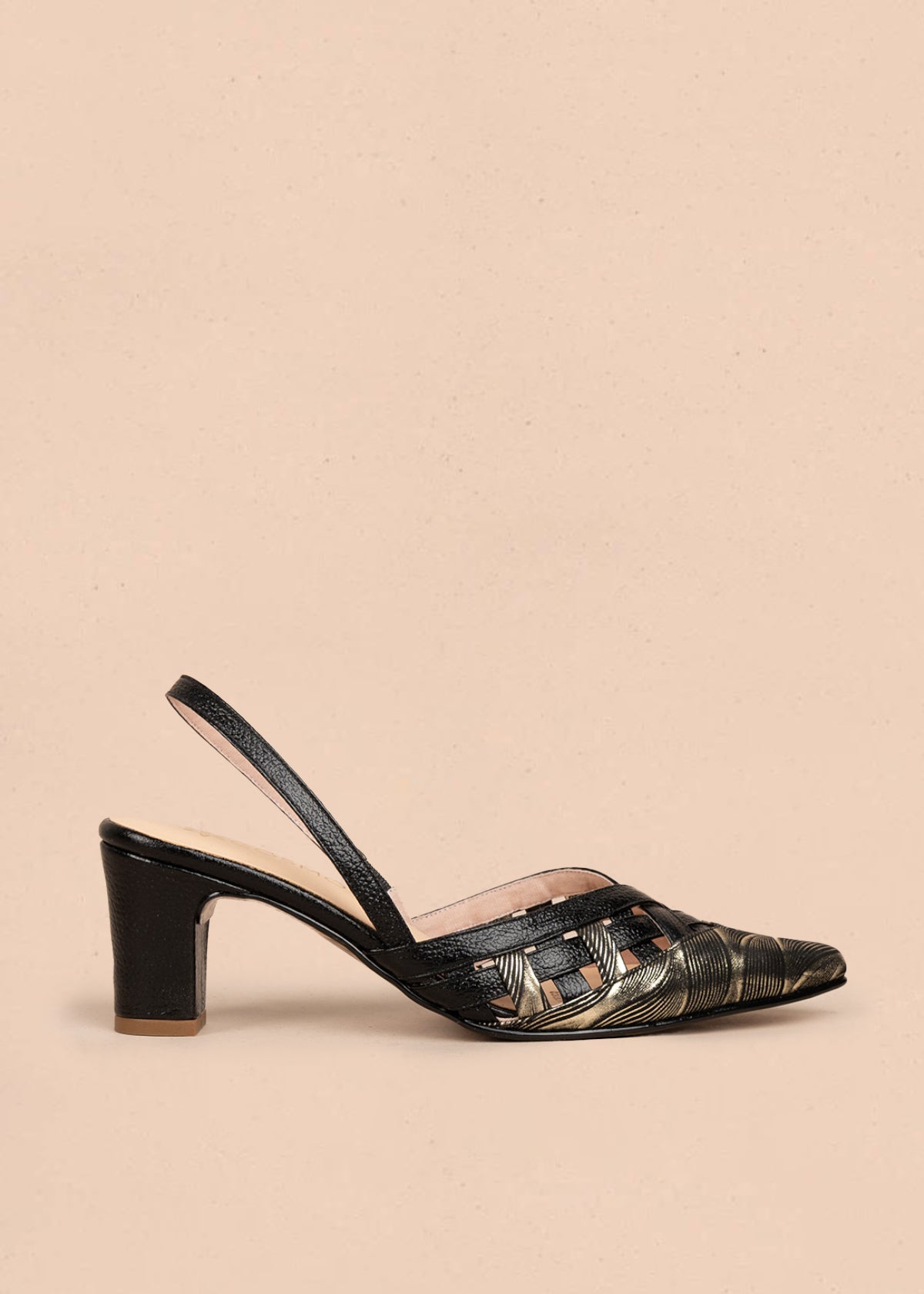 Tacones trabilla en cuero color negro con diseño entrelazado 107008