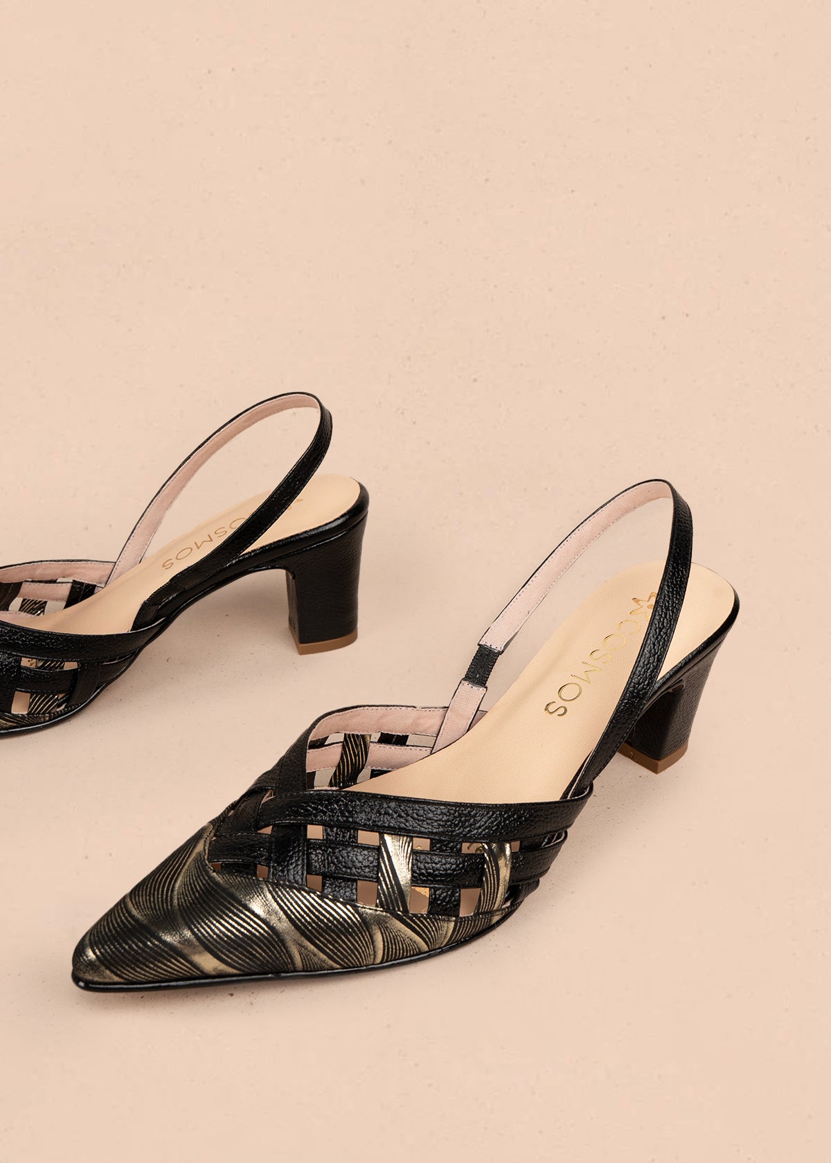 Tacones trabilla en cuero color negro con diseño entrelazado 107008