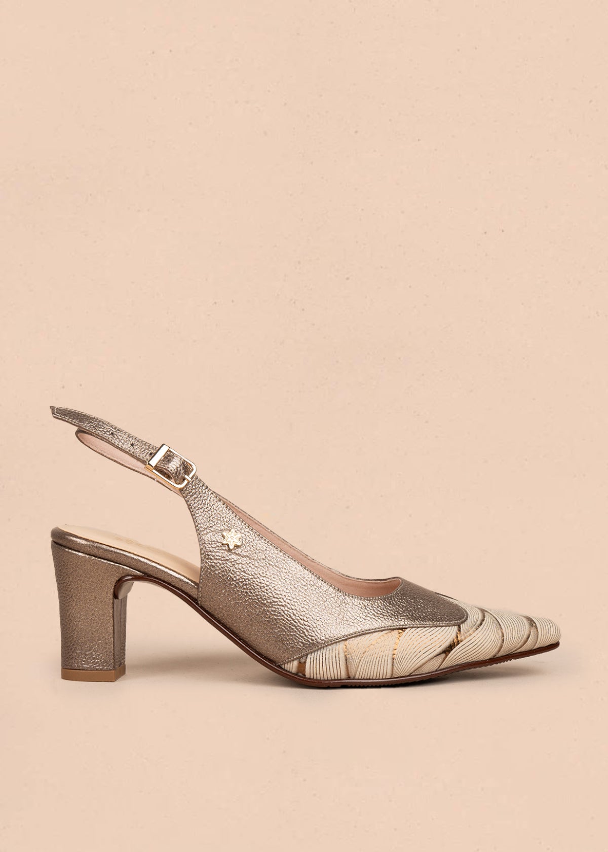 Tacones trabilla en cuero color bronce con detalles decorativos 107009