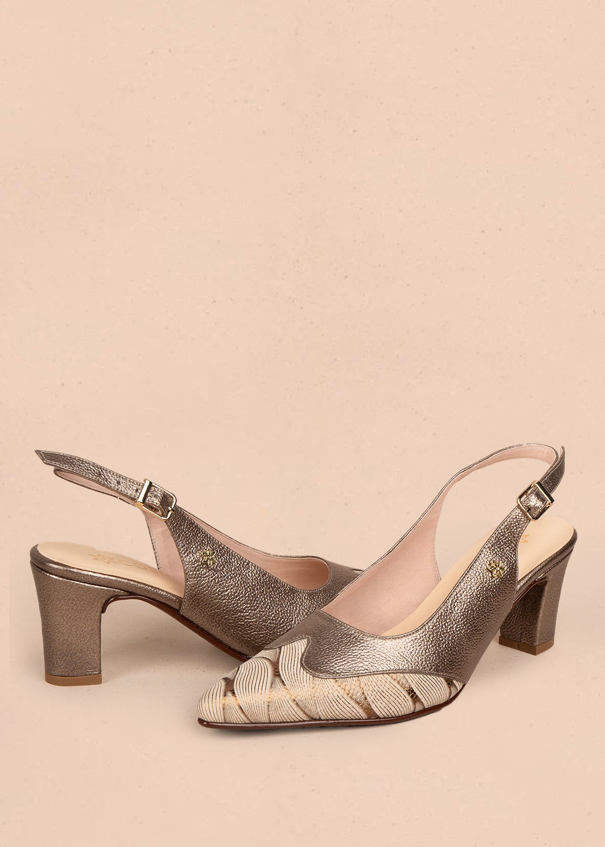 Tacones trabilla en cuero color bronce con detalles decorativos 107009