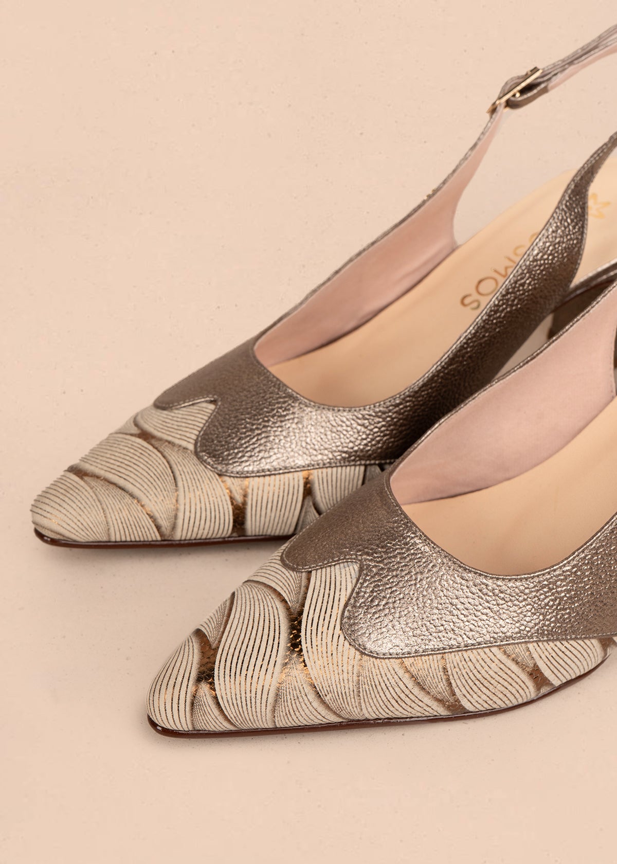 Tacones trabilla en cuero color bronce con detalles decorativos 107009