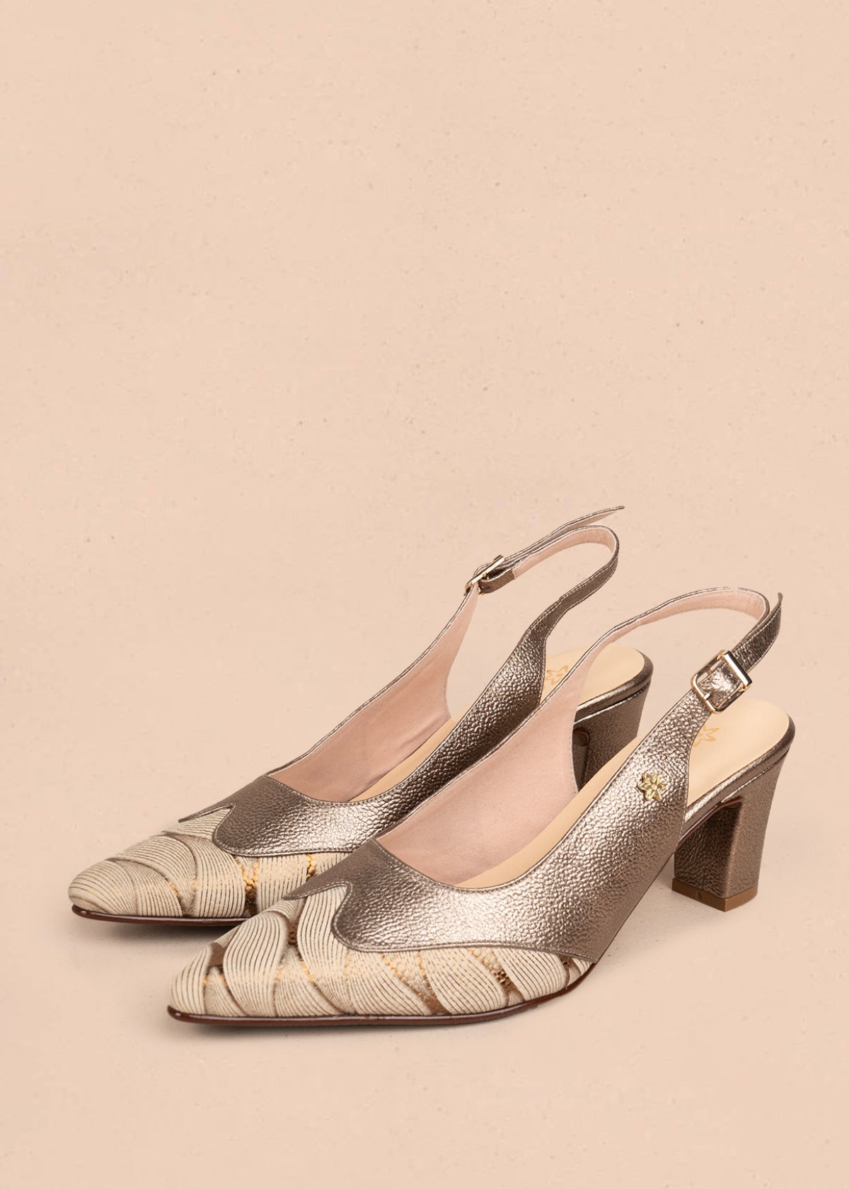 Tacones trabilla en cuero color bronce con detalles decorativos 107009