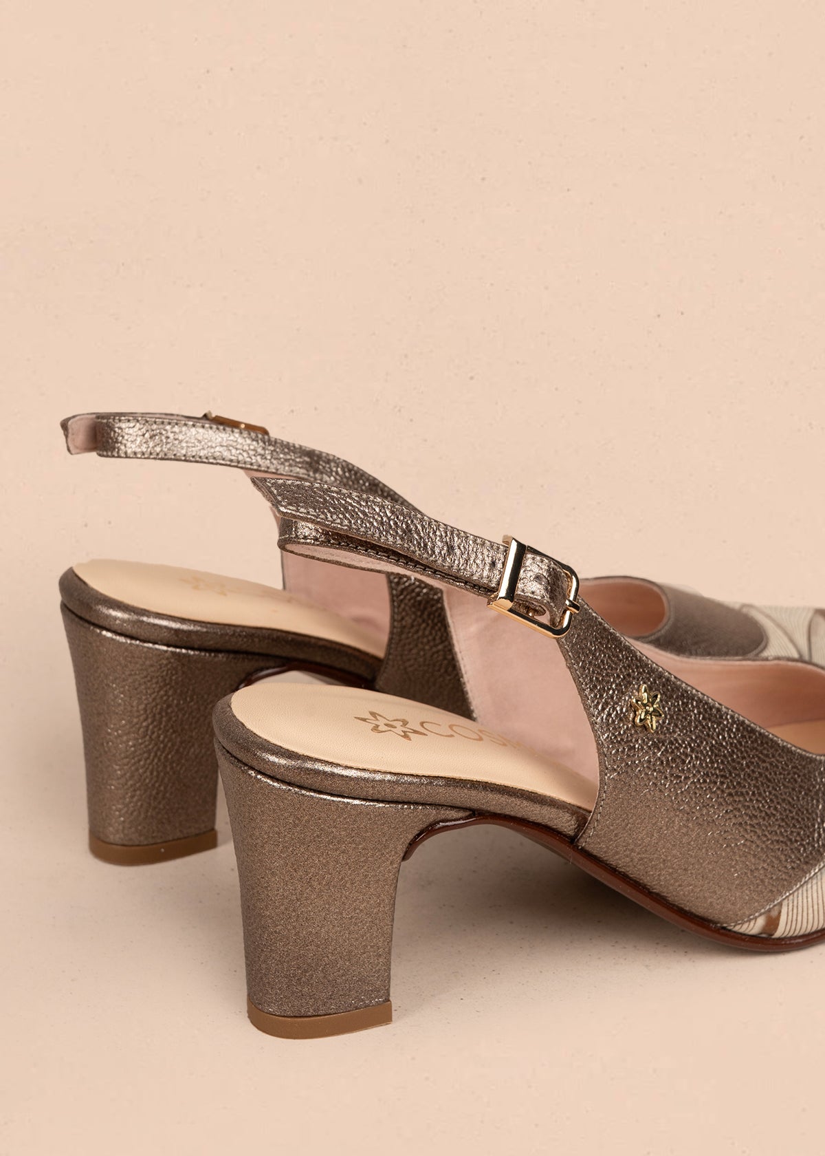 Tacones trabilla en cuero color bronce con detalles decorativos 107009