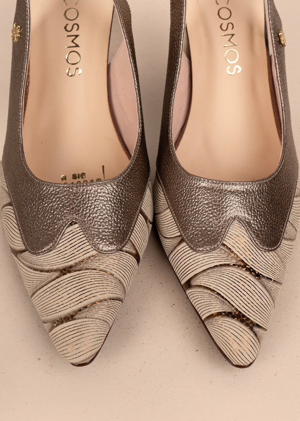 Tacones trabilla en cuero color bronce con detalles decorativos 107009