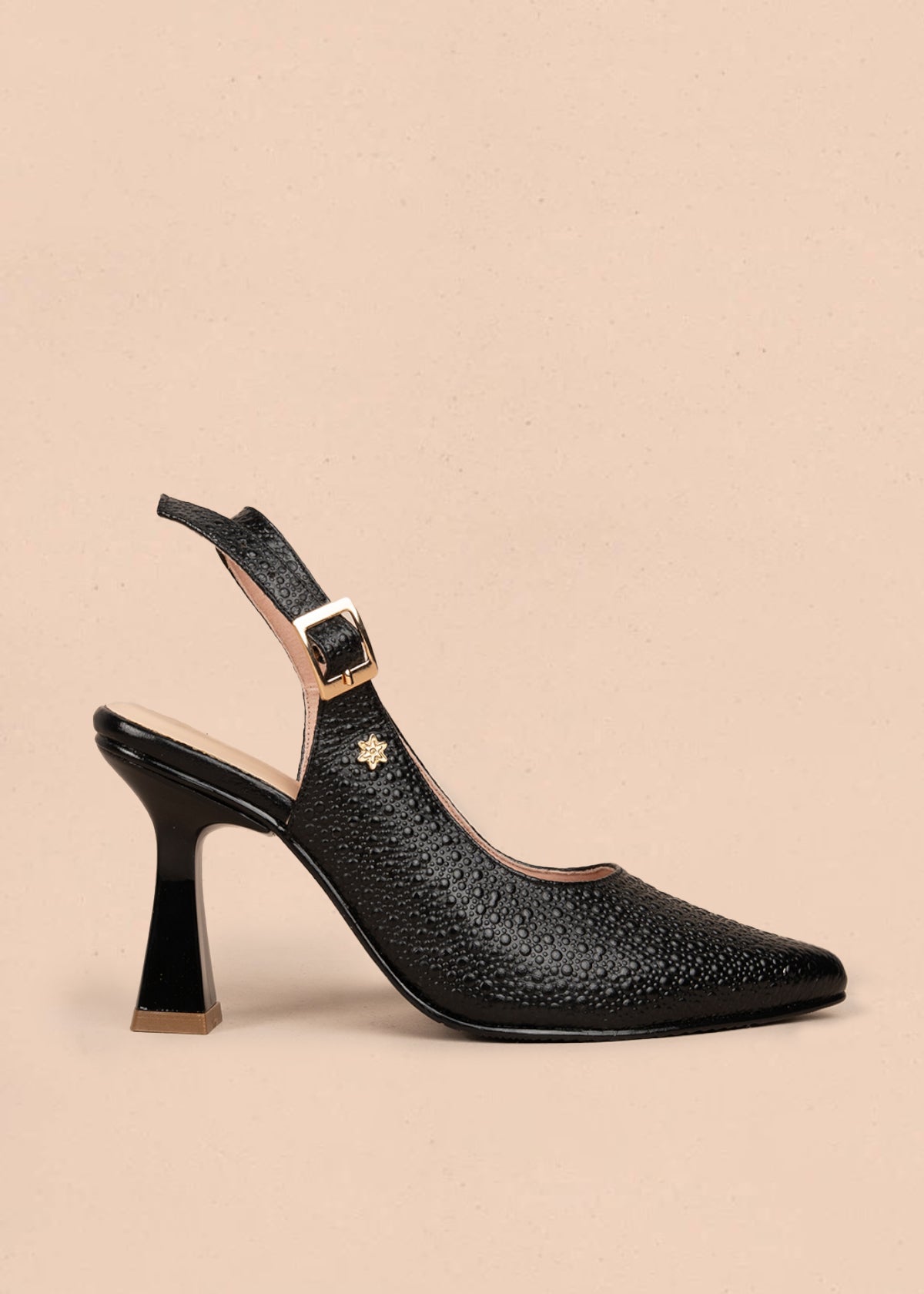 Tacones trabilla en cuero color negro con acabado texturizado 107010