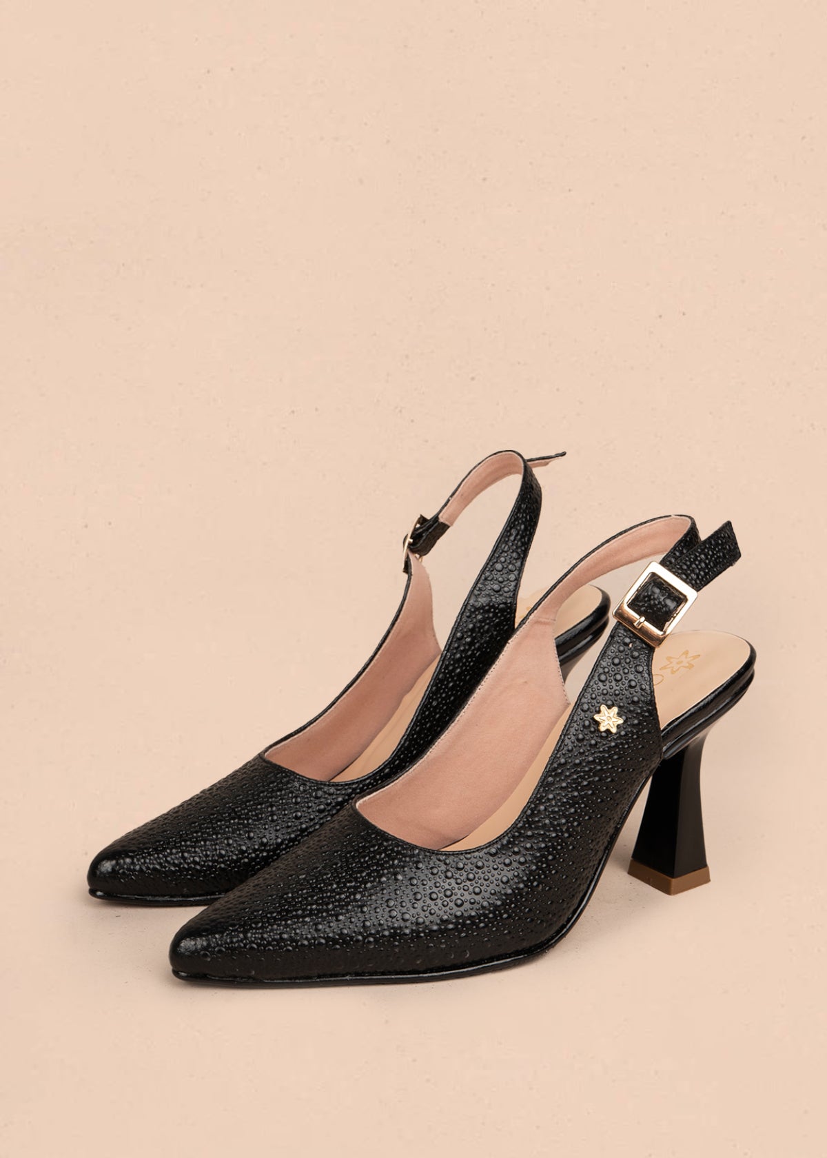 Tacones trabilla en cuero color negro con acabado texturizado 107010