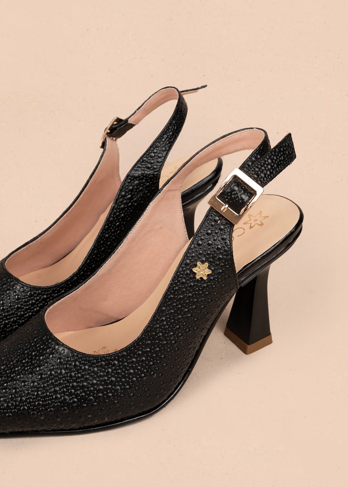 Tacones trabilla en cuero color negro con acabado texturizado 107010