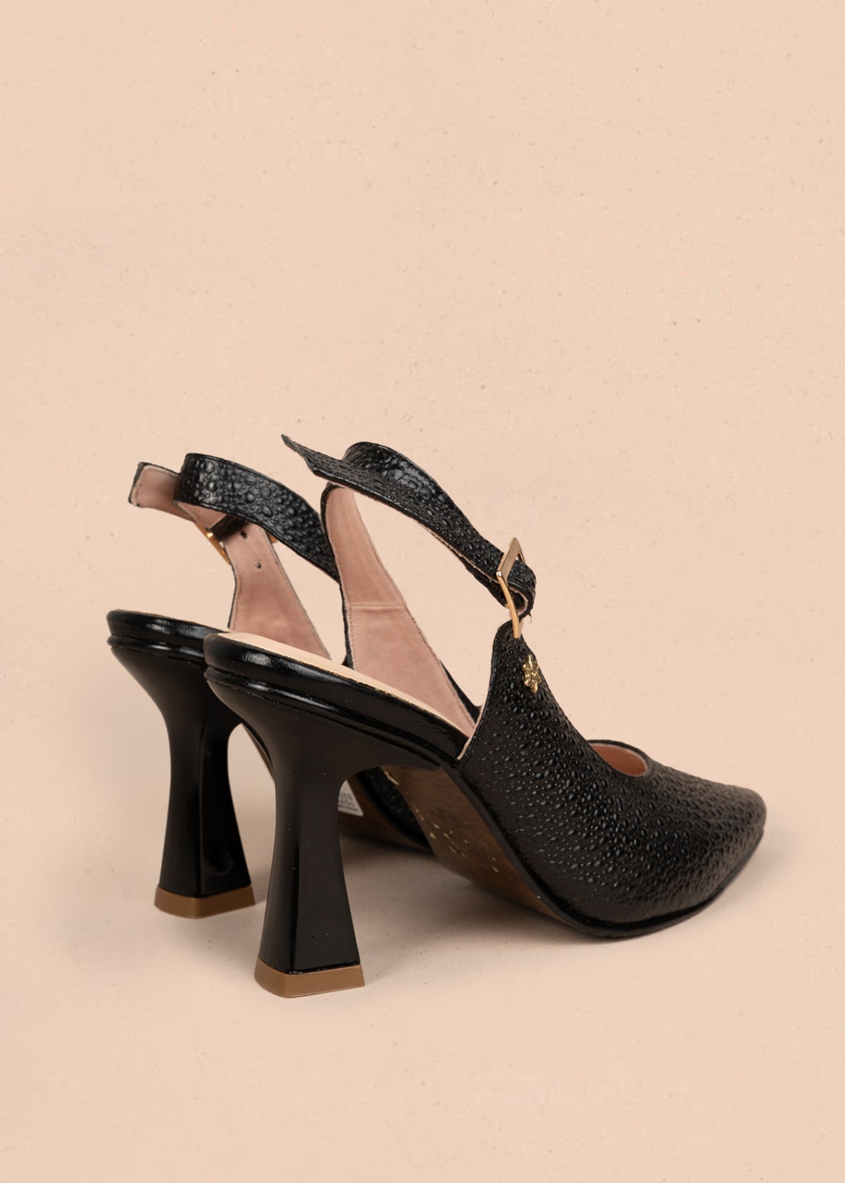 Tacones trabilla en cuero color negro con acabado texturizado 107010