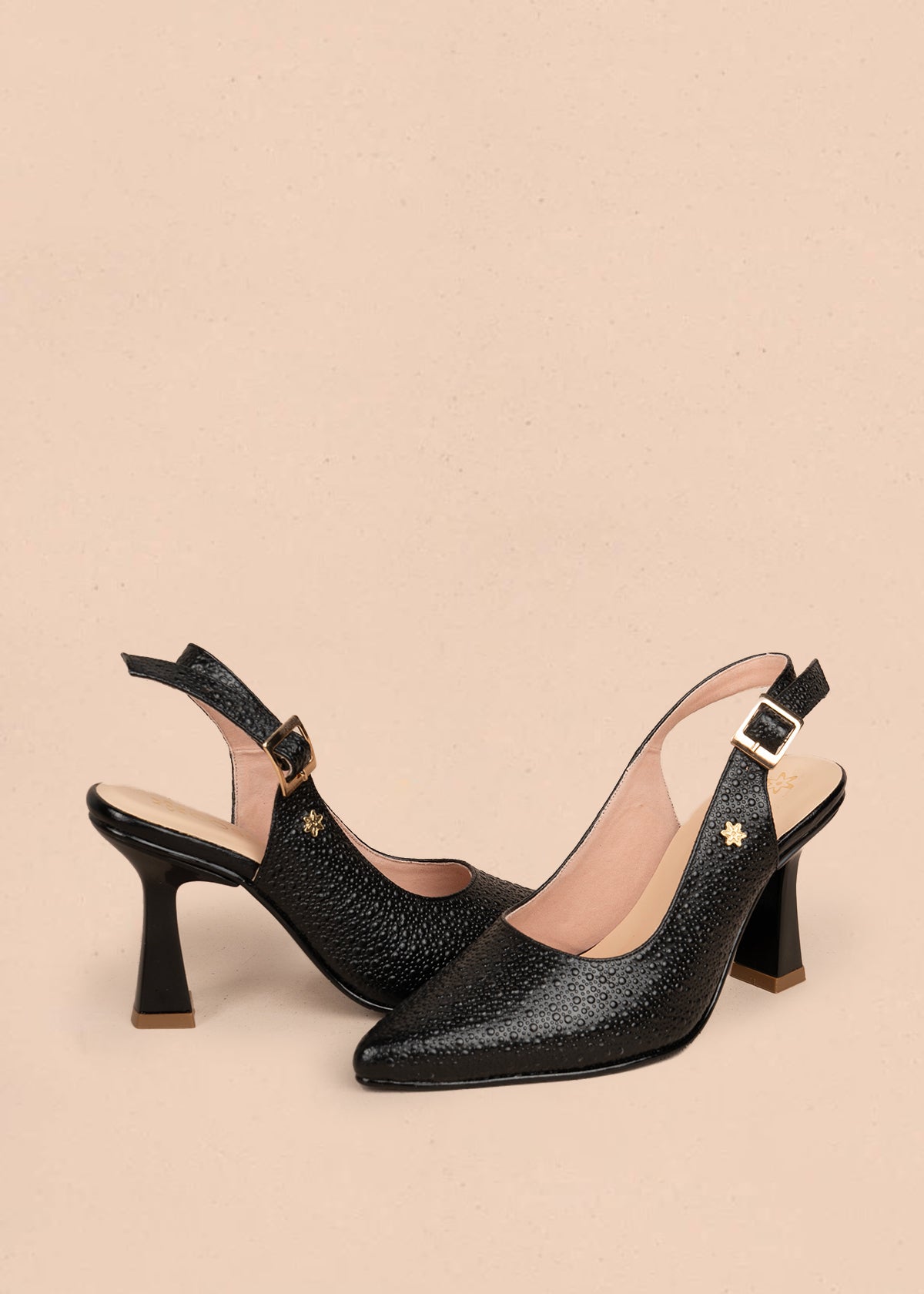 Tacones trabilla en cuero color negro con acabado texturizado 107010