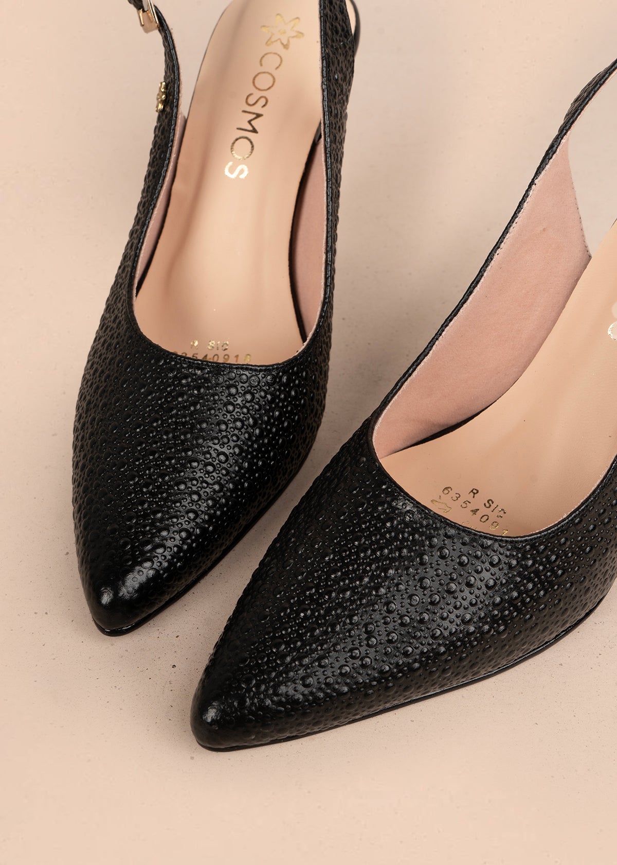 Tacones trabilla en cuero color negro con acabado texturizado 107010