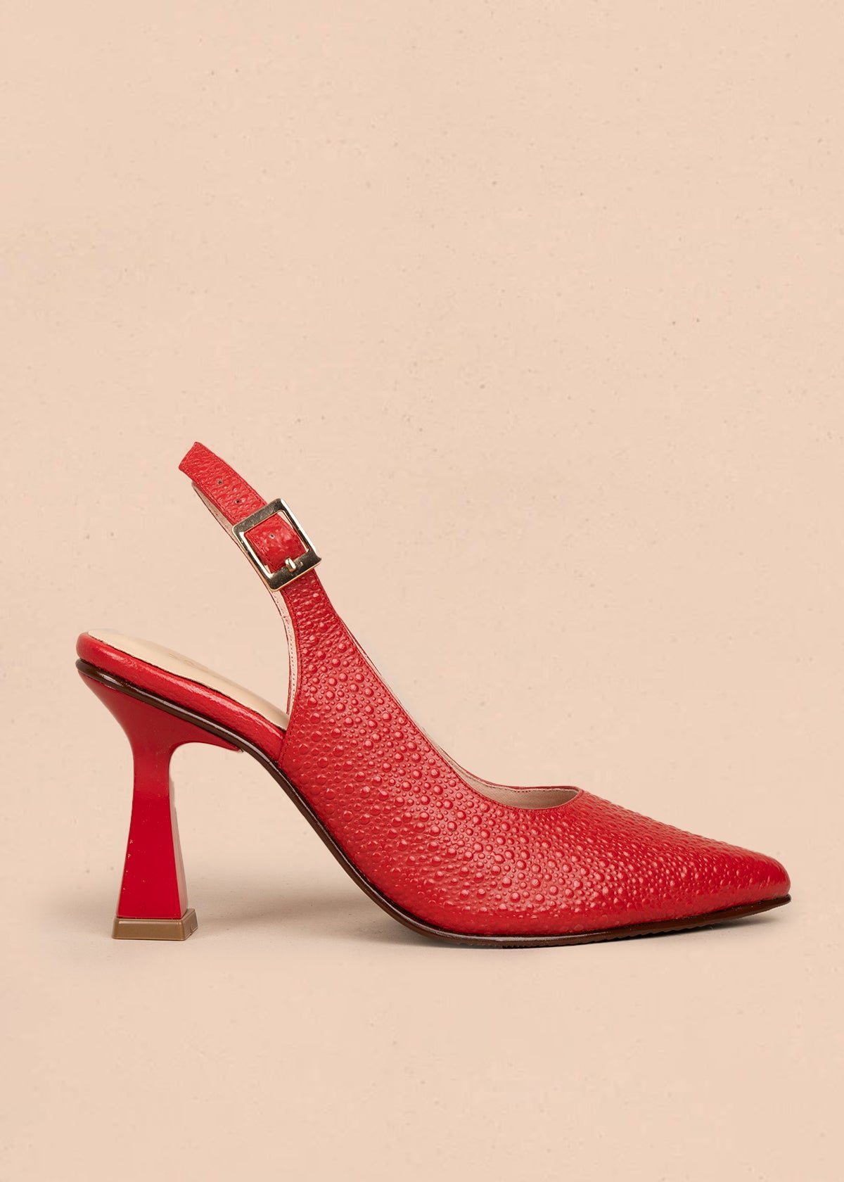 Tacones trabilla en cuero color rojo con acabado texturizado 107010