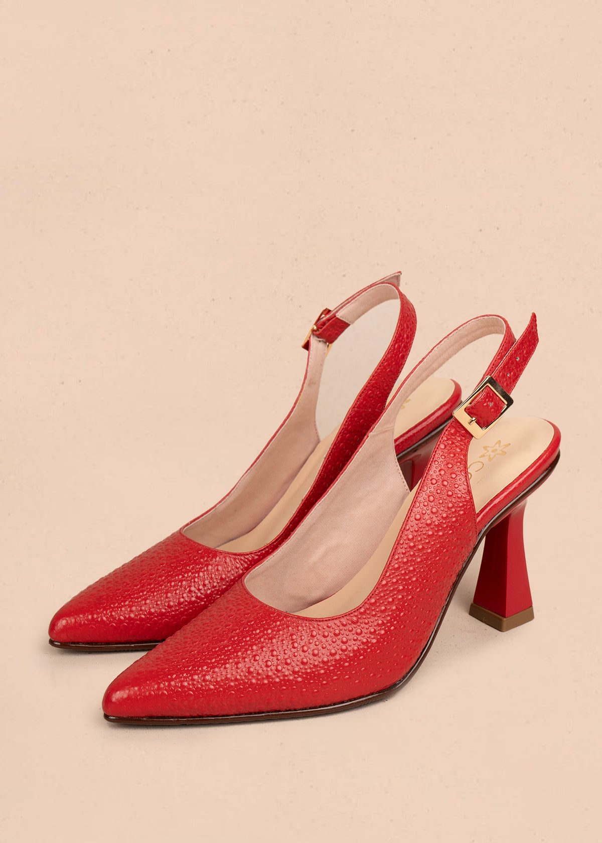 Tacones trabilla en cuero color rojo con acabado texturizado 107010