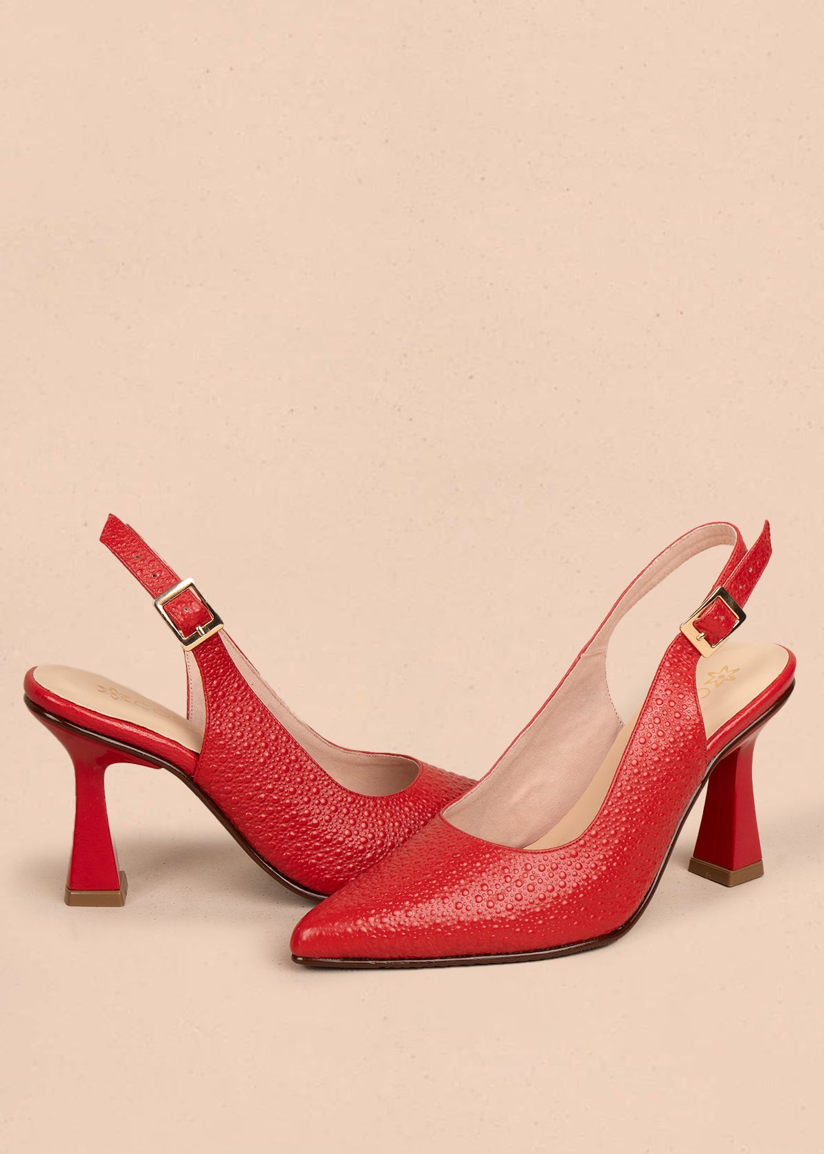 Tacones trabilla en cuero color rojo con acabado texturizado 107010